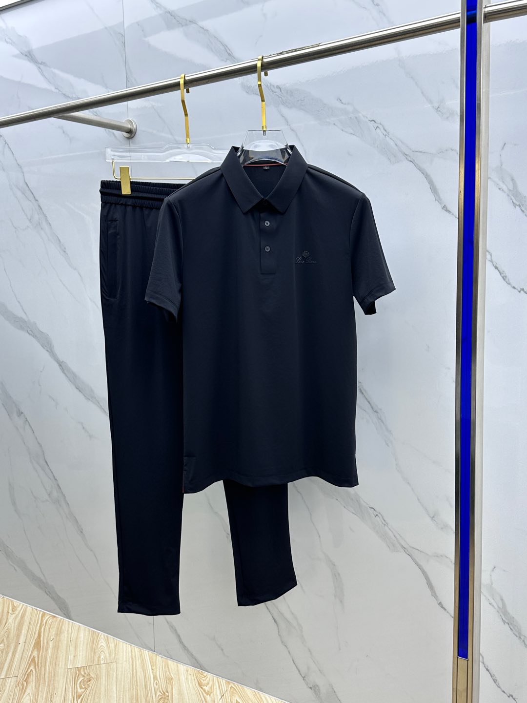 NO:121718,Loro piano 2025 spring and summer new suit, men's lapel Polo shirt short sleeves, sold simultaneously at the counter, simple, fashionable and versatile, high-end quality, chest brand logo glue marking and embossing design, customized imported ice silk fabric, comfortable and cool to wear, breathable, high grade and very textured, fashionable and casual!  Produced by NB Code Number M-4XL, loro piano, T-shirt, alexander wang19860909Loro piana 2025春夏新款套装 男士翻领Polo衫短袖 柜台同步发售 简洁时尚百搭 高端品质 胸前品牌logo胶标印压凹凸设计 定制进口冰丝面料 穿着舒适冰凉 透气 档次高很有质感 时尚又休闲！ NB出品 码数M-4XL,,loro piana,T-shirt,alexander wang,Men's clothing