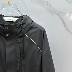 🆕ZEGNA·杰尼亚 2025开秋新款男士夹克外套连帽,原单三标齐全高端版本!连帽款式 高定专柜面料 透 🆕ZEGNA·杰尼亚 2025开秋新款男士夹克外套连帽,原单三标齐全高端版本!连帽款式 高定专柜面料 透