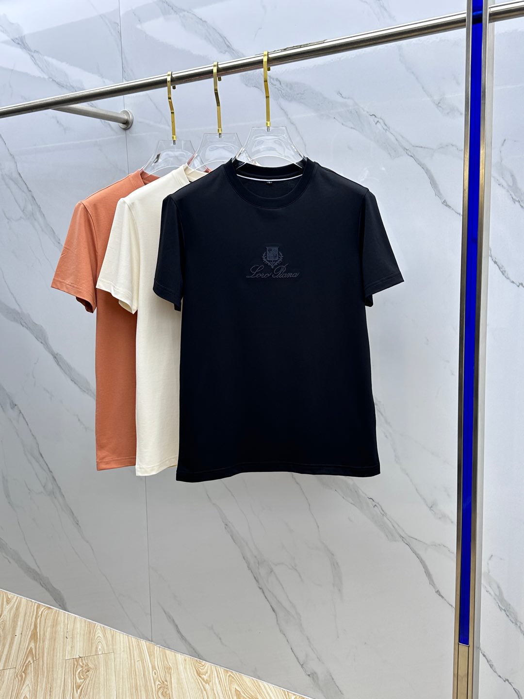 NO:121682,Loro Piana 2025 spring and summer new men's short-sleeved T-shirt round neck, a newly upgraded versatile basic style, low-key and luxurious, and a choice of character!  Made of imported fabrics, it has good moisture absorption, comfortable and breathable, enjoys a light and relaxed and comfortable wearing experience, with super vertical performance. It has a strong sense of art and the iconic logo letter pattern design, with meticulous craftsmanship and high recognition, showing the new brand culture!  Classic perfect style design, precise and in place for cutting. Simple and atmospheric style, and can show fashionable charm in daily leisure life. NB original single size M-4XL, loro piano, T-shirt, tees, t-shirt, alexander wang19860909Loro·Piana 2025春夏新款男士短袖T恤圆领,全新升级百搭基础款,低调奢华,品格之选！甄选进口面料打造而成,吸湿性好,舒适透气,享受轻薄轻松自在的穿着体验,有着超强的垂直性能 艺术感极强标志性logo字母图案设计,工艺细致,辨识度极高,展现全新品牌文化！经典完美版型设计,在裁剪上精准到位.简约大气风格,又能在日常休闲生活中展现时尚魅力. NB原单出品 尺码M-4XL,,loro piana,T-shirt,tees，t-shirt,alexander wang,Men's clothing