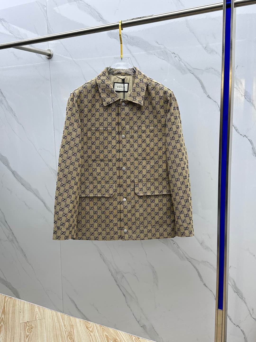 NO:127346,New GUCCI 2025 new men's jacket lapel, original single three-standard full high-end version!  The high-end jacquard fabric is breathable and comfortable, with impeccable details, brand elements design concept, exquisite workmanship and complex craftsmanship, professional purchasing grade reflects high quality. It feels delicate and soft!  It is casually cut, with a great upper body style!  Hs first release original number M~XXXL, gucci,gucci,jackets & coats,jackets & coats,alexander wang19860909新款GUCCI●古驰 2025开秋新款男士夹克外套翻领,原单三标齐全高端版本！ 高定专柜提花面料 透气舒适度高,细节无可挑剔,品牌元素设计理念,做工考究工艺复杂,专业代购级体现高品质.手感细腻柔软！呈现休闲裁剪,上身版型超赞！Hs首发原单 码数M～XXXL,,gucci,gucci,jackets & coats,jackets & coats,alexander wang,Men's clothing