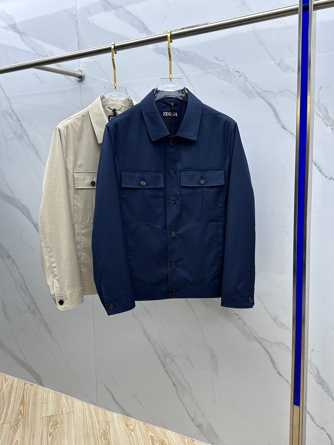 NO:123638,ZEGNA Jínia 2025 new men's jacket, original single three-standard full high-end version!  Lapel style, high-quality counter fabric, breathable and comfortable, impeccable details, brand elements design concept, exquisite workmanship and complex craftsmanship, professional purchasing grade reflects high quality. The feel is delicate and soft!  It is casually cut, with a great upper body style!  Hs original single production code number M~XXXL, zegna, jackets & coats, jackets & coats, alexander wang19860909ZEGNA·杰尼亚 2025开秋新款男士夹克外套,原单三标齐全高端版本！翻领款式 高定专柜面料 透气舒适度高,细节无可挑剔,品牌元素设计理念,做工考究工艺复杂,专业代购级体现高品质.手感细腻柔软！呈现休闲裁剪,上身版型超赞！ Hs原单出品 码数M～XXXL,,zegna,jackets & coats,jackets & coats,alexander wang,Men's clothing