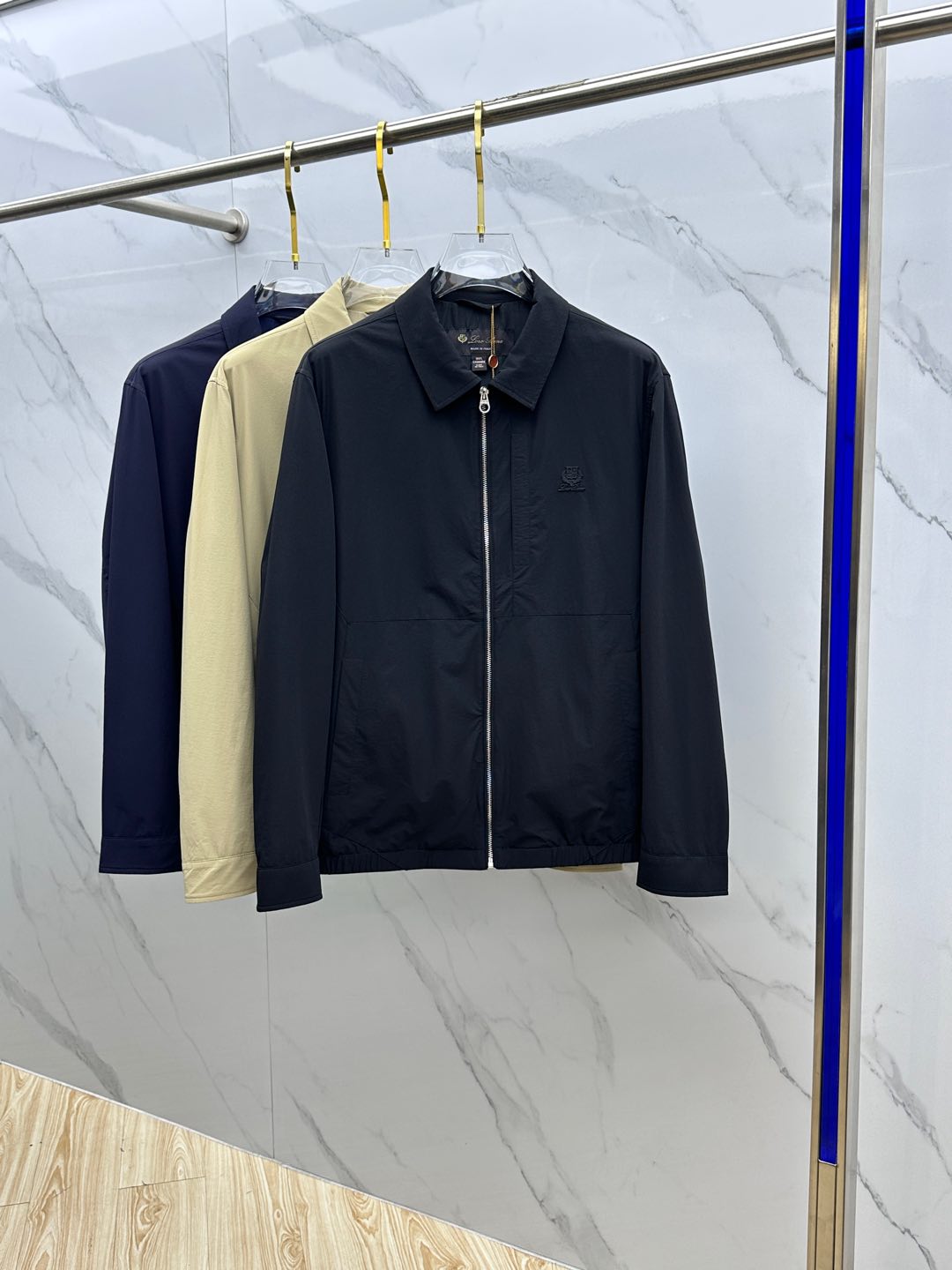 NO:123644,New Loro Piana 2025 new men's jacket, original single three-standard full high-end version!  Lapel zipper style, high-quality counter fabric, breathable and comfortable, impeccable details, brand elements design concept, exquisite workmanship and complex craftsmanship, professional purchasing grade reflects high quality. The feel is delicate and soft!  It is casually cut, with a great upper body style!  Hs original order number M~XXXL, loro piana, jackets & coats, jackets & coats, alexander wang19860909新款Loro·Piana 2025开秋新款男士夹克外套,原单三标齐全高端版本！翻领拉链款式 高定专柜面料 透气舒适度高,细节无可挑剔,品牌元素设计理念,做工考究工艺复杂,专业代购级体现高品质.手感细腻柔软！呈现休闲裁剪,上身版型超赞！Hs 首发原单 码数M～XXXL,,loro piana,jackets & coats,jackets & coats,alexander wang,Men's clothing