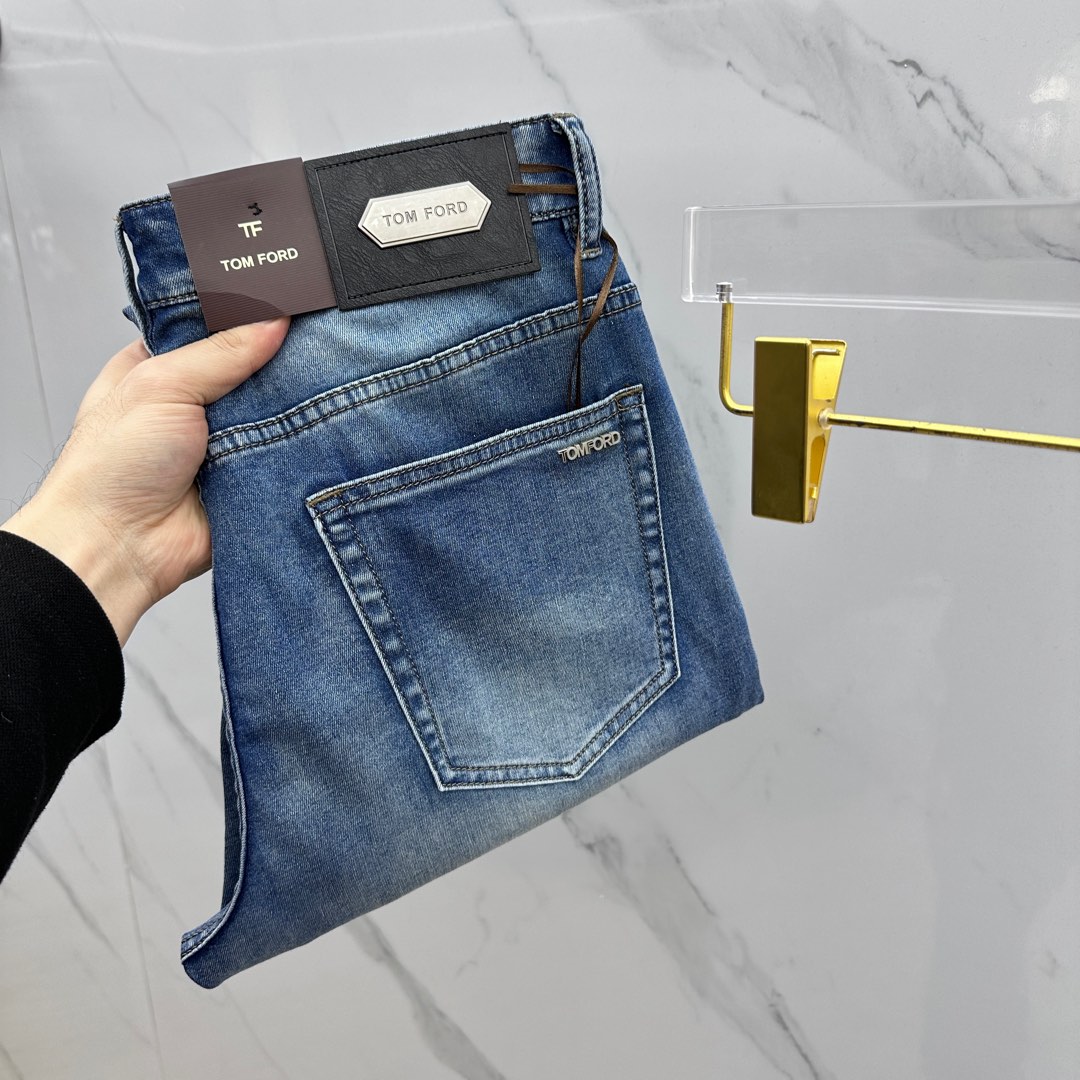 NO:133037,New TOM FORD high-end customization, the latest jeans in early spring 2025 are released simultaneously on the counter. Imported color fixing fabrics. Original custom reproduction. Customer-supplied hardware and auxiliary materials. Original quality. Heavy industry washing. Fine workmanship and excellent upper body!  Preferred single product produced by AX, code number 29-38 without 35.37,,tom ford,jeans,alexander wang19860909新款TOM FORD高端定制、2025早春最新款牛仔裤 柜台同步发售 进口固色面料 原版定制复刻 客供五金辅料 原单品质 重工洗水 做工走线精细 上身绝佳！优选单品 AX出品 码数29-38无35.37,,tom ford,jeans,alexander wang,Men's clothing