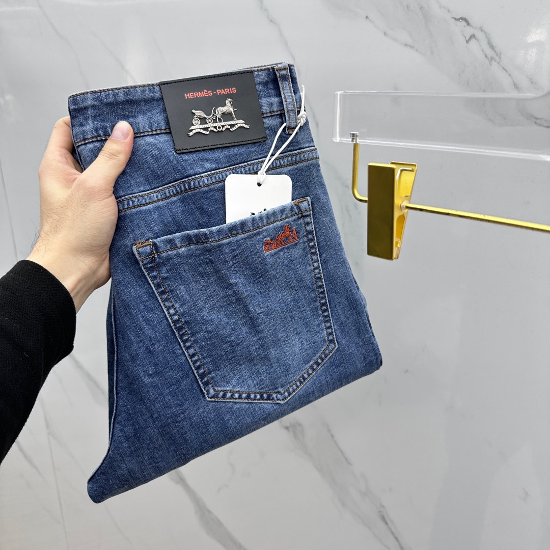 NO:133039,New Hermes ● Hermes High-end customization, the latest jeans in early spring 2025 are released simultaneously on the counter. Imported color fixing fabrics. Original custom reproduction. Customer-supplied hardware and accessories. Original quality. Heavy industry washing. Fine workmanship and excellent upper body!  Preferred single product produced by AX, code number 29-38 without 35.37, hermes, hermes, jeans, alexander wang19860909新款Hermes●爱马仕 高端定制、2025早春最新款牛仔裤 柜台同步发售 进口固色面料 原版定制复刻 客供五金辅料 原单品质 重工洗水 做工走线精细 上身绝佳！优选单品 AX出品 码数29-38无35.37,,hermes,hermes,jeans,alexander wang,Men's clothing