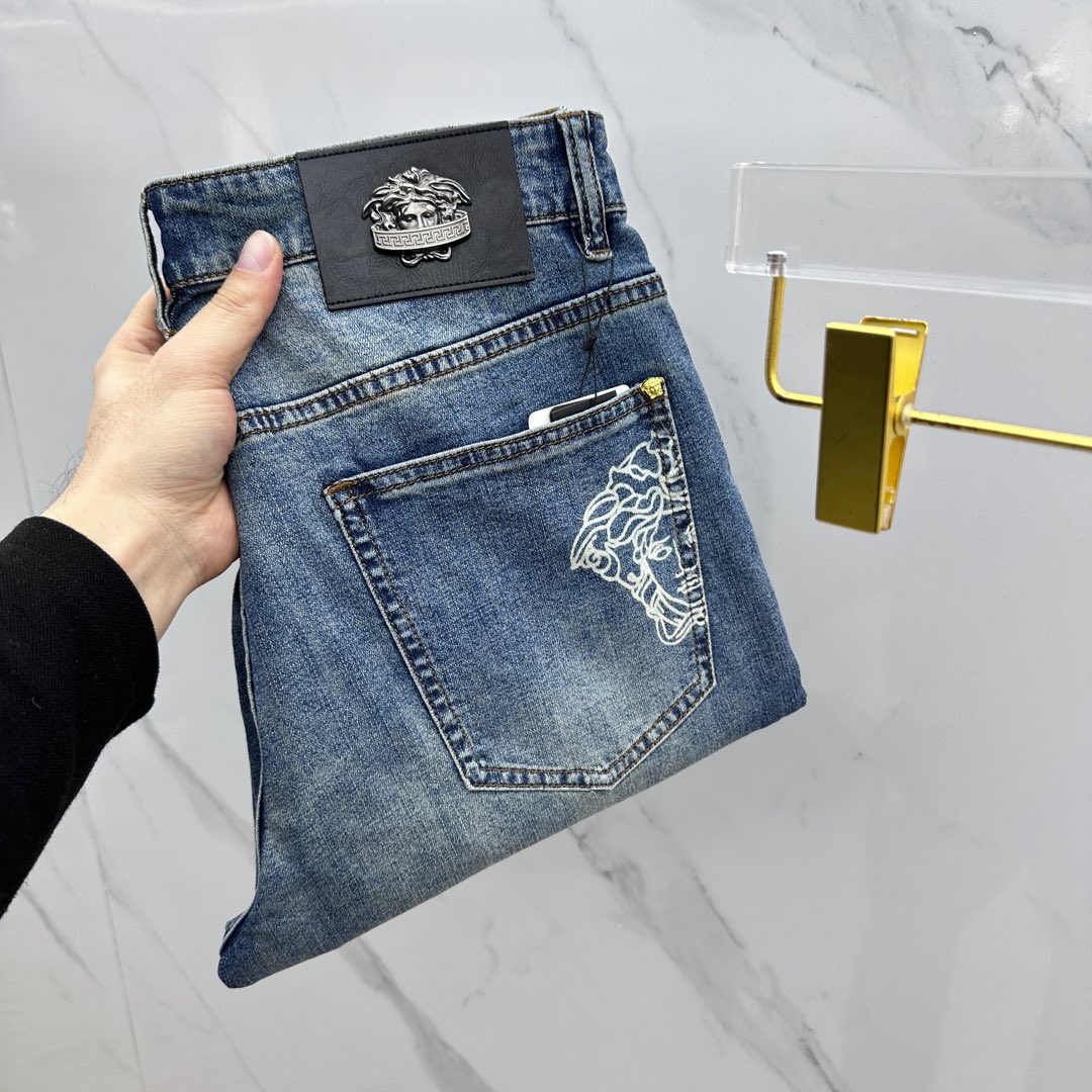 NO:133035,New Versace●Versace high-end customization, the latest jeans in early spring 2025 are released simultaneously on the counter. Imported color fixing fabrics. Original custom reproduction. Customer-supplied hardware and auxiliary materials. Original quality. Heavy industry washing. Fine workmanship and excellent upper body!  Preferred single product produced by AX, number 29-38, no 35.37, versace, versace, jeans, alexander wang19860909新款Versace●范思哲高端定制、2025早春最新款牛仔裤 柜台同步发售 进口固色面料 原版定制复刻 客供五金辅料 原单品质 重工洗水 做工走线精细 上身绝佳！优选单品 AX出品 码数29-38无35.37,,versace,versace,jeans,alexander wang,Men's clothing