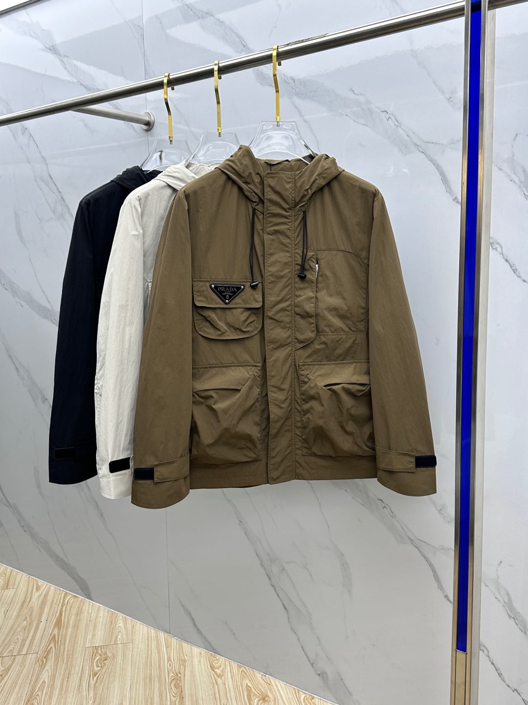 NO:123635,PRADA 2025 new men's hooded jacket jacket, original single three-standard full high-end version!  Lapel style, high-quality counter fabric, breathable and comfortable, impeccable details, brand element design concept, large pocket design highlights laziness and casualness. The workmanship is exquisite and complex, and the professional purchasing level reflects high quality. The feel is delicate and soft!  It is casually cut, with a great upper body style!  HS original single production code number M~XXXL,,prada,prada,jackets & coats,jackets & coats,hats,alexander wang19860909PRADA·普拉达 2025开秋新款男士连帽夹克外套,原单三标齐全高端版本！翻领款式 高定专柜面料 透气舒适度高,细节无可挑剔,品牌元素设计理念,大口袋设计突显慵懒随性.做工考究工艺复杂,专业代购级体现高品质.手感细腻柔软！呈现休闲裁剪,上身版型超赞！ HS原单出品 码数M～XXXL,,prada,prada,jackets & coats,jackets & coats,hats,alexander wang,Men's clothing