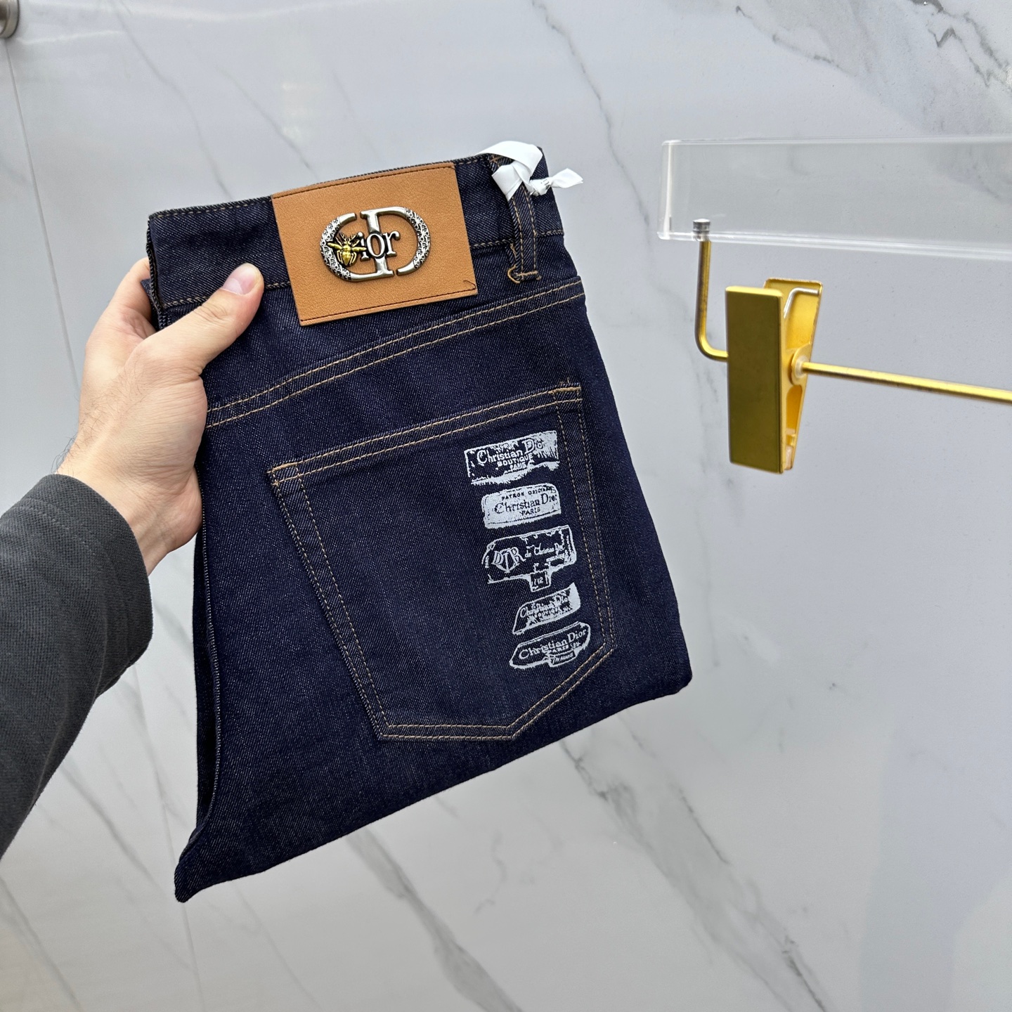 NO:134754,New DIOR●Dio, high-end customization, the latest jeans in early spring 2025, are available at the counter simultaneously, imported color fixing fabrics, original custom reproduction, customer-supplied hardware and auxiliary materials, original quality, heavy industry washing, fine workmanship and excellent upper body!  Preferred single product produced by AX, number 29-38, no 35.37,,dior,dior,jeans,alexander wang19860909新款DIOR●迪奥 高端定制、2025早春最新款牛仔裤 柜台同步发售 进口固色面料 原版定制复刻 客供五金辅料 原单品质 重工洗水 做工走线精细 上身绝佳！优选单品 AX出品 码数29-38无35.37,,dior,dior,jeans,alexander wang,Men's clothing