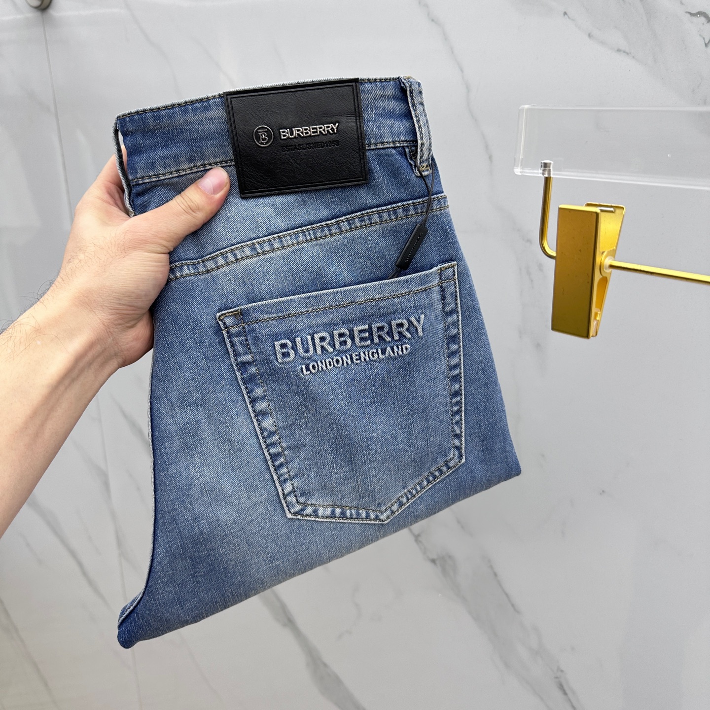 NO:133032,New Burberry Burberry, high-end customization, the latest jeans in early spring 2025, are available at the counter simultaneously, imported color fixing fabrics, original custom reproduction, customer-supplied hardware and auxiliary materials, original quality, heavy industry washing, fine workmanship and excellent upper body!  Preferred single product produced by AX, number 29-38, no 35.37, burberry, burberry, jeans, alexander wang19860909新款Burberry·巴宝莉 高端定制、2025早春最新款牛仔裤 柜台同步发售 进口固色面料 原版定制复刻 客供五金辅料 原单品质 重工洗水 做工走线精细 上身绝佳！优选单品 AX出品 码数29-38无35.37,,burberry,burberry,jeans,alexander wang,Men's clothing