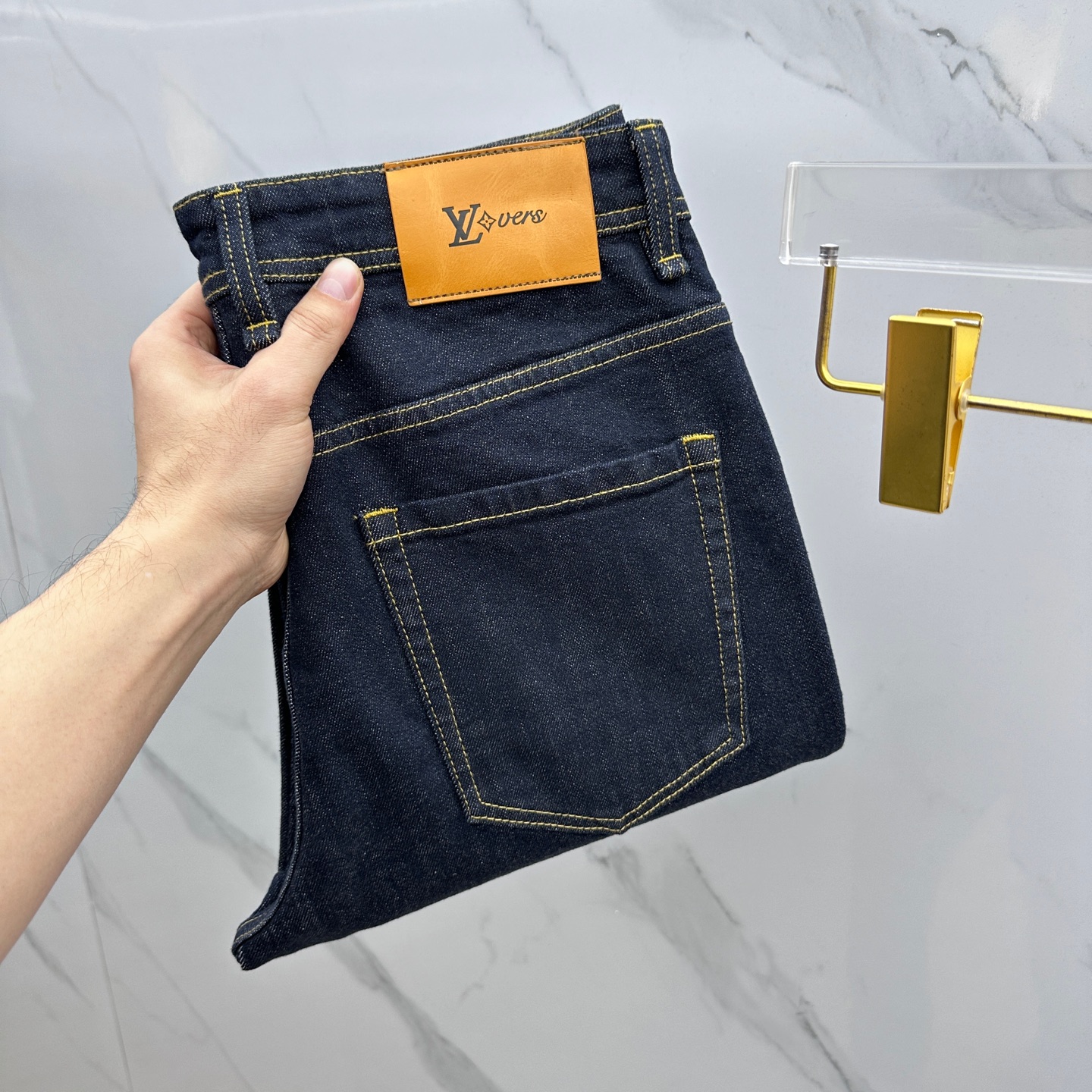 NO:117106,Louis Vuitton·Louis Vuitton High-end customization, the latest jeans in early spring 2025 are on sale at the counter simultaneously. Imported color fixing fabrics. Original custom reproduction. Customer-supplied hardware and accessories. Original quality. Heavy industry washing. Fine workmanship and excellent upper body!  Preferred single product A10 produced with 30-38 no 35.37, louis vuitton,louis vuitton,jeans,alexander wang19860909Louis Vuitton·路易威登 高端定制、2025早春最新款牛仔裤 柜台同步发售 进口固色面料 原版定制复刻 客供五金辅料 原单品质 重工洗水 做工走线精细 上身绝佳！优选单品 A10出品 码数30-38无35.37,,louis vuitton,louis vuitton,jeans,alexander wang,Men's clothing