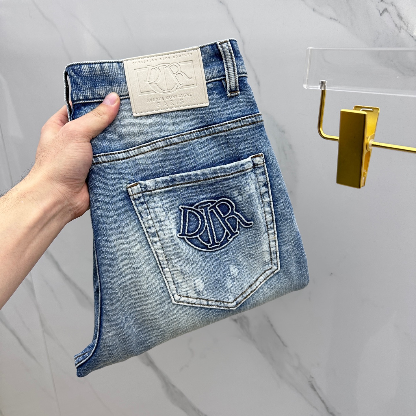 NO:117104,DIOR·Dio, high-end customization, the latest jeans in early spring 2025, thickened and fleece, sold at the counter simultaneously, imported color fixing fabric, original custom reproduction, customer-supplied hardware and auxiliary materials, original quality, heavy industry washing, fine workmanship and excellent upper body!  Preferred single product A10 produced with 30-38 no 35.37, dior, dior, jeans, alexander wang19860909DIOR·迪奥 高端定制、2025早春最新款牛仔裤 加厚加绒 柜台同步发售 进口固色面料 原版定制复刻 客供五金辅料 原单品质 重工洗水 做工走线精细 上身绝佳！优选单品 A10出品 码数30-38无35.37,,dior,dior,jeans,alexander wang,Men's clothing