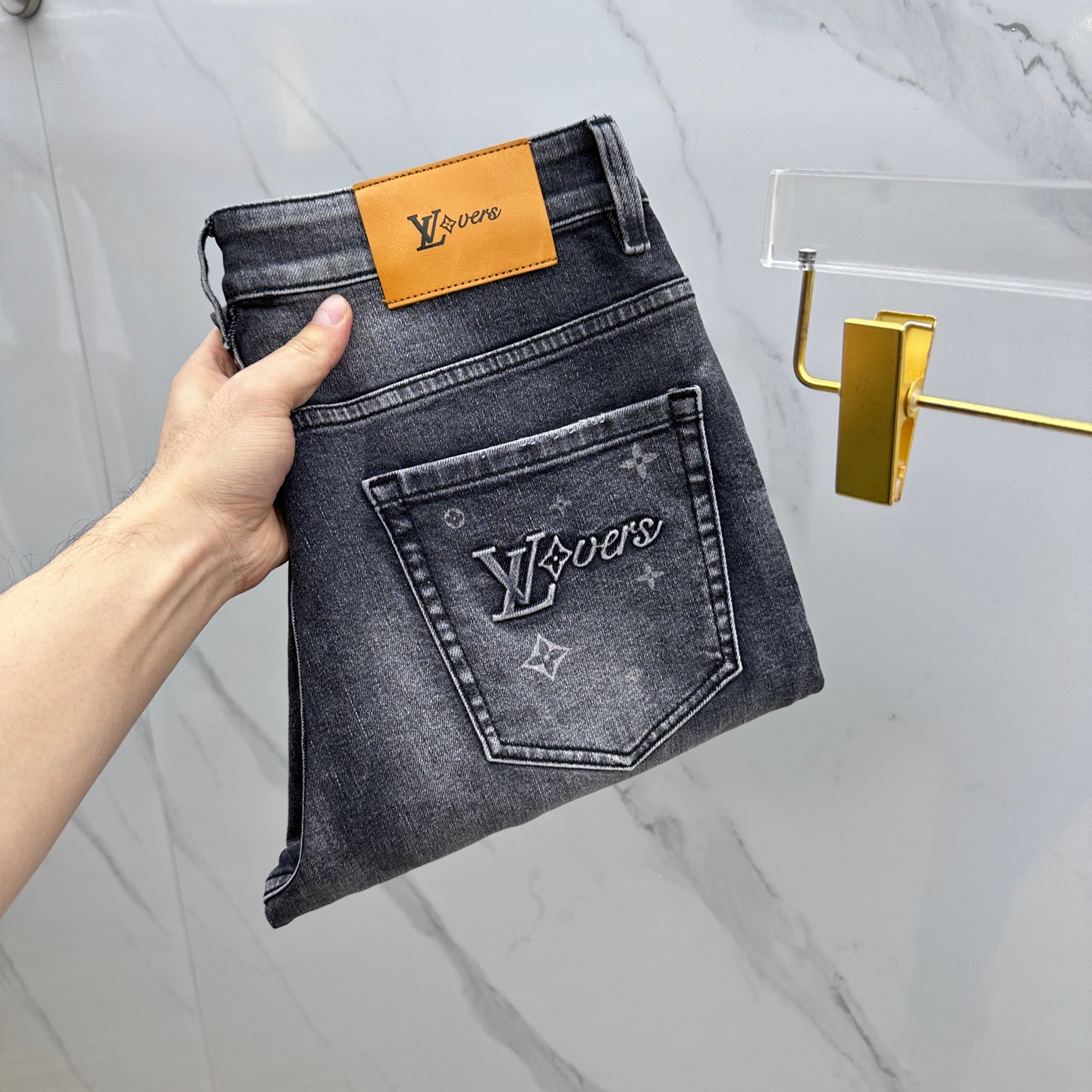 NO:117102,Louis Vuitton·Louis Vuitton High-end customization, the latest jeans in early spring 2025 are on sale at the counter simultaneously. Imported color fixing fabrics. Original custom reproduction. Customer-supplied hardware and accessories. Original quality. Heavy industry washing. Fine workmanship and excellent upper body!  Preferred single product A10 produced with 30-38 no 35.37, louis vuitton,louis vuitton,jeans,alexander wang19860909Louis Vuitton·路易威登 高端定制、2025早春最新款牛仔裤 柜台同步发售 进口固色面料 原版定制复刻 客供五金辅料 原单品质 重工洗水 做工走线精细 上身绝佳！优选单品 A10出品 码数30-38无35.37,,louis vuitton,louis vuitton,jeans,alexander wang,Men's clothing