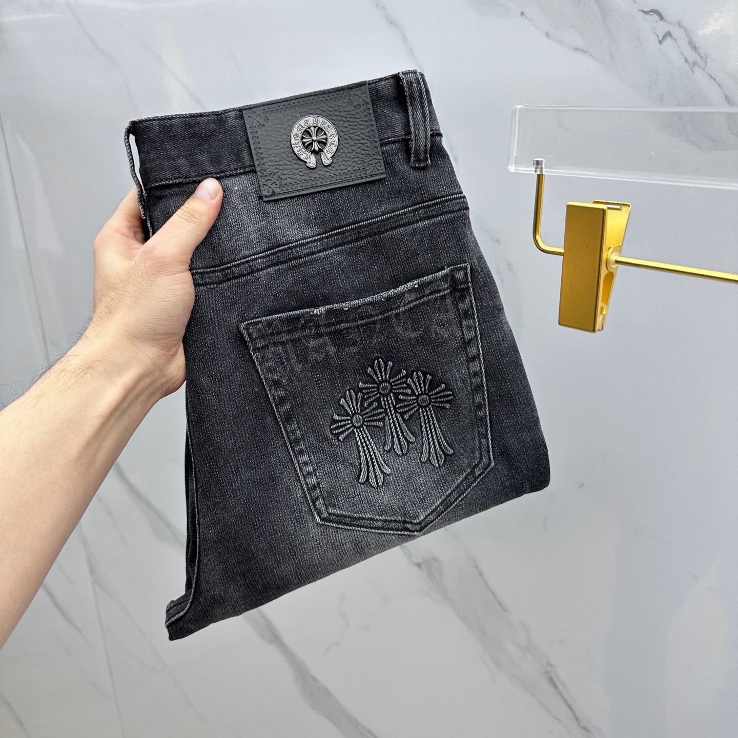 NO:117100,CH·Croxin High-end customization, the latest jeans in early spring 2025 are sold simultaneously at the counter. Imported color fixing fabrics. Original custom reproduction. Customer-supplied hardware and accessories. Original quality. Heavy industry washing. Fine workmanship and excellent upper body!  Preferred single product A10 produced with 30-38 no 35.37, chrome hearts, jeans, alexander wang19860909CH·克罗心 高端定制、2025早春最新款牛仔裤 柜台同步发售 进口固色面料 原版定制复刻 客供五金辅料 原单品质 重工洗水 做工走线精细 上身绝佳！优选单品 A10出品 码数30-38无35.37,,chrome hearts,jeans,alexander wang,Men's clothing