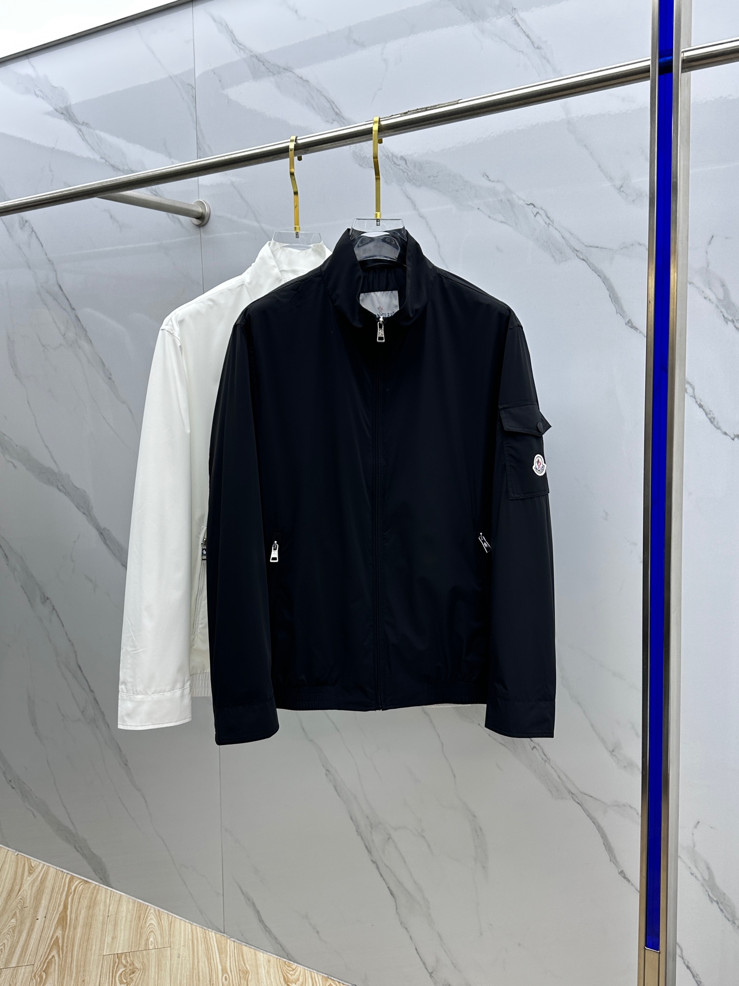 NO:117109,Support the New Year Moncler · Mask 2025 autumn new men's stand-up collar jacket, original single three-standard high-end version!  High-quality counter fabrics are breathable and comfortable, with impeccable details, brand elements design concept, exquisite workmanship and complex craftsmanship, professional purchasing grades reflect high quality. They feel delicate and soft, present casual cut, and the upper body style is superb!  Produced by HS Code Number M~XXXL, christian louboutin, Moncler, jackets & coats, jackets & coats, alexander wang19860909支持年后Moncler·蒙口 2025开秋新款男士立领夹克外套,原单三标齐全高端版本！高定专柜面料 透气舒适度高,细节无可挑剔,品牌元素设计理念,做工考究工艺复杂,专业代购级体现高品质.手感细腻柔软,呈现休闲裁剪,上身版型超赞！ HS出品 码数M～XXXL,,christian louboutin,Moncler,jackets & coats,jackets & coats,alexander wang,Men's clothing