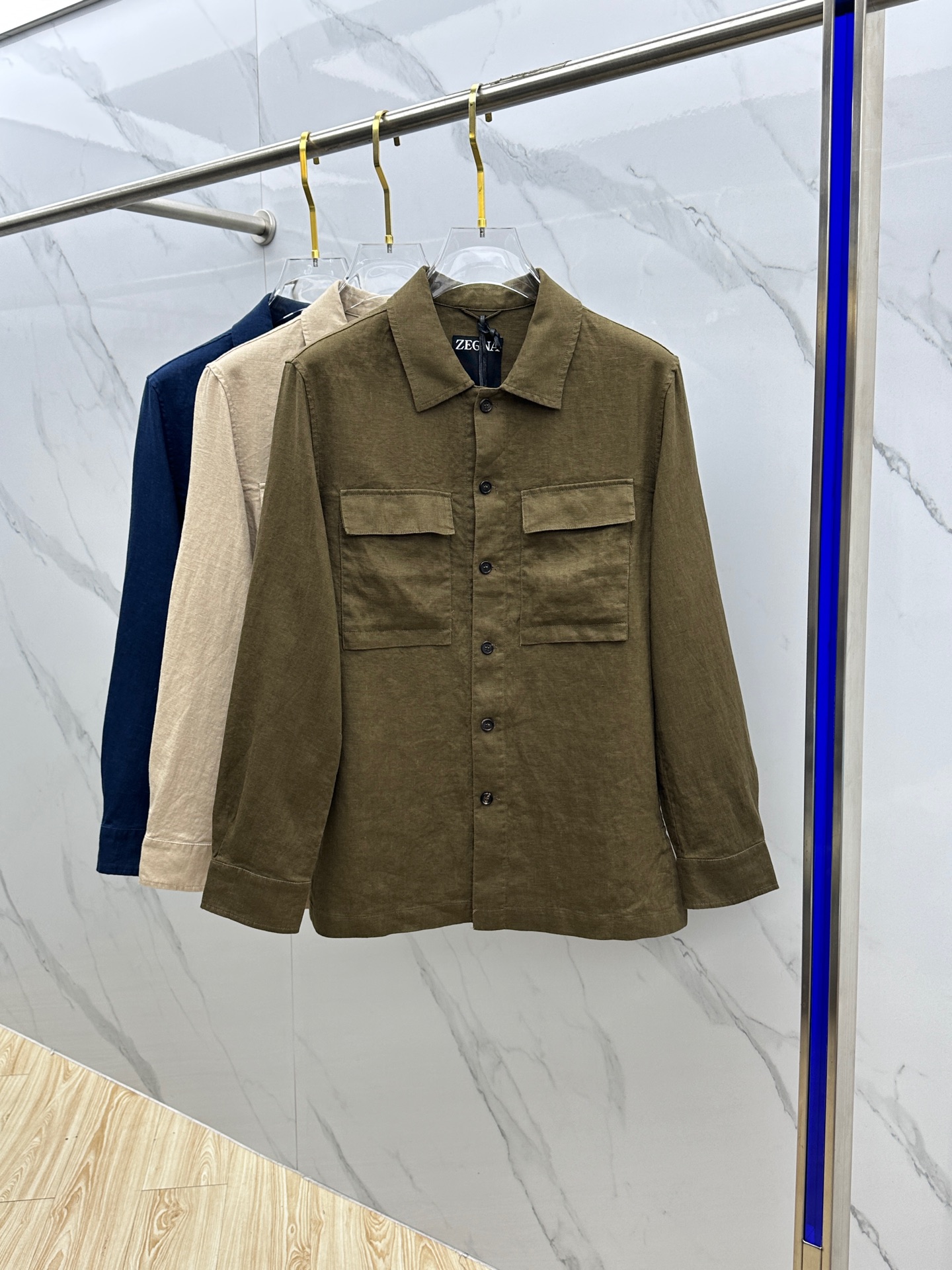 NO:117111,Linen fabric ZEGNA ●Jenia 2025 new spring lapel linen jacket, French lazy old-fashioned outfit!  Summer layering artifact!  A must-have item in the closet!  Imported linen fabric natural texture is light and breathable, excellent texture, classic silhouette cut loose style is versatile and not picky about the upper body, casual and handsome, perfect workmanship quality depends on details, Hs first released in stock. High-end product, code number M-3XL, zegna, jackets & coats, alexander wang19860909亚麻面料ZEGNA●杰尼亚 2025开春新品翻领亚麻外套,法式慵懒老钱风穿搭！夏日叠穿神器！衣橱必备单品！进口 亚麻面料天然肌理轻盈透气质感超赞,经典廓形剪裁宽松版型百搭不挑人上身,休闲帅气又高级,完美做工品质看细节,Hs现货首发.高定出品 码数M-3XL,,zegna,jackets & coats,alexander wang,Men's clothing