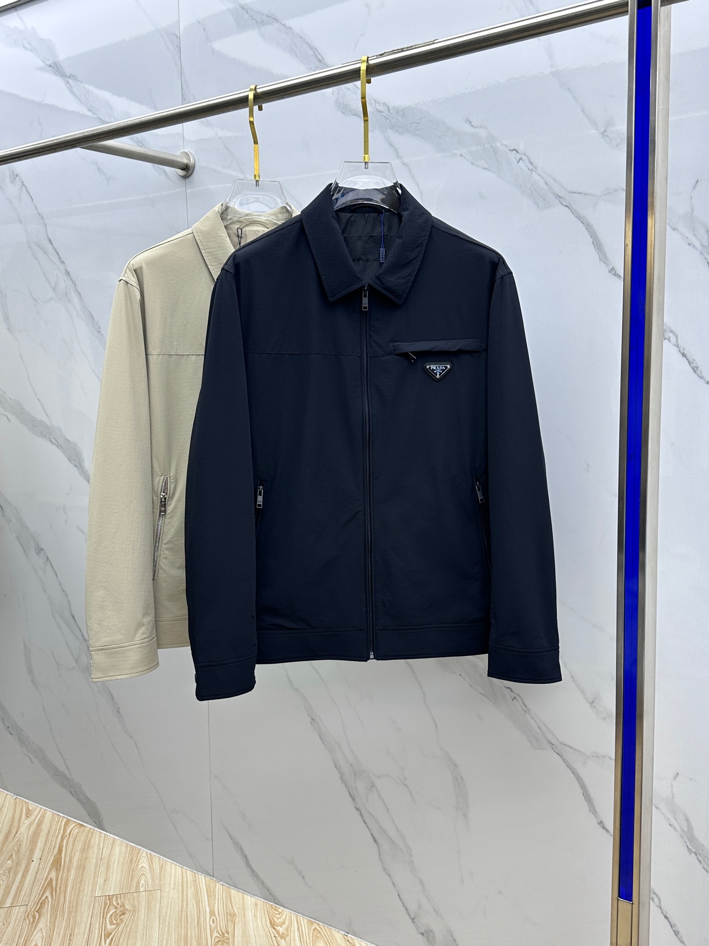 NO:117113,Support the new 2025 autumn new men's lapel jacket jacket, the original single three-standard full high-end version!  High-quality counter fabrics are breathable and comfortable, with impeccable details, brand elements design concept, exquisite workmanship and complex craftsmanship, professional purchasing grades reflect high quality. They feel delicate and soft, present casual cut, and the upper body style is superb!  Produced by HS Code Number M~XXXL,,prada,prada,jackets & coats,jackets & coats,alexander wang19860909支持年后Prada·普拉达 2025开秋新款男士翻领夹克外套,原单三标齐全高端版本！高定专柜面料 透气舒适度高,细节无可挑剔,品牌元素设计理念,做工考究工艺复杂,专业代购级体现高品质.手感细腻柔软,呈现休闲裁剪,上身版型超赞！ HS出品 码数M～XXXL,,prada,prada,jackets & coats,jackets & coats,alexander wang,Men's clothing