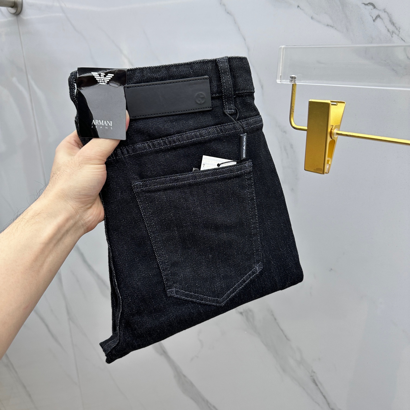 NO:117140,Amani Armani high-end customization, the latest model of small-foot jeans in early spring 2025, released at the counter simultaneously, imported color fixing fabrics, original custom reproduction, customer-supplied hardware and auxiliary materials, original quality, heavy industry washing, fine workmanship and excellent upper body!  Preferred single product ATD original single product 29–38 No 35.37, Armani,jeans,alexander wang19860909Amani·阿玛尼 高端定制、2025早春最新款小脚牛仔裤 柜台同步发售 进口固色面料 原版定制复刻 客供五金辅料 原单品质 重工洗水 做工走线精细 上身绝佳！优选单品 ATD原单出品 码数29–38无35.37,,armani,jeans,alexander wang,Men's clothing