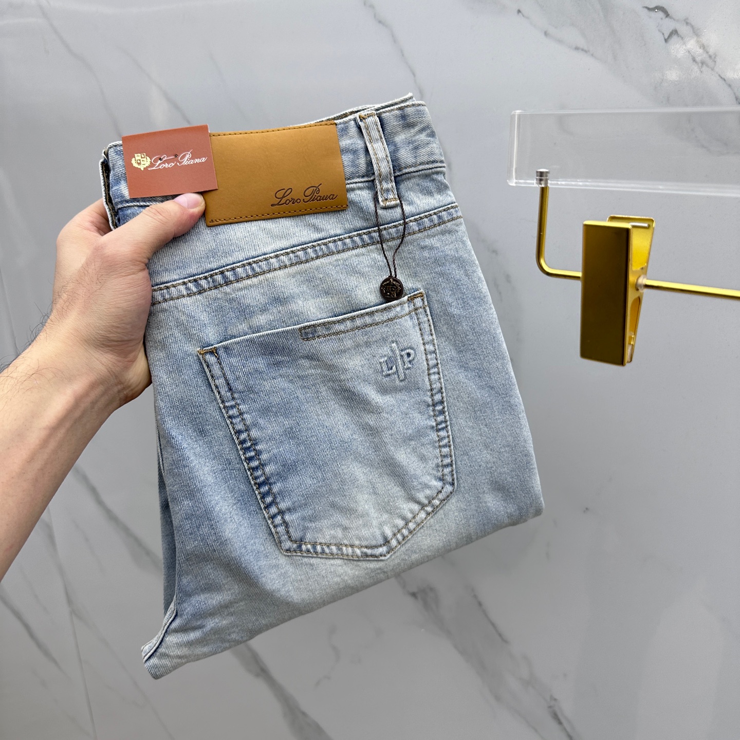 NO:117145,Loro·Piana high-end customization, the latest model of small-foot jeans in early spring 2025, released at the counter simultaneously, imported color fixing fabric, original custom reproduction, customer-supplied hardware and auxiliary materials, original quality, heavy industry washing, fine workmanship and excellent upper body!  Preferred single product ATD original single product 29–38 No 35.37, loro piana, jeans, alexander wang19860909Loro·Piana 高端定制、2025早春最新款小脚牛仔裤 柜台同步发售 进口固色面料 原版定制复刻 客供五金辅料 原单品质 重工洗水 做工走线精细 上身绝佳！优选单品 ATD原单出品 码数29–38无35.37,,loro piana,jeans,alexander wang,Men's clothing