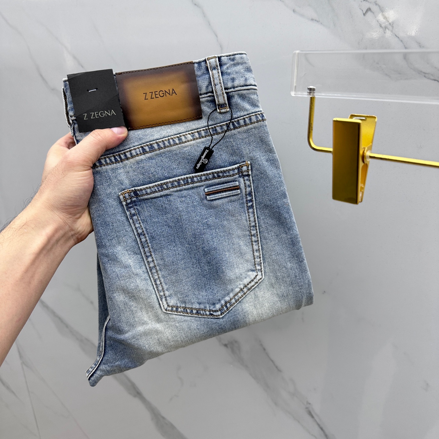 NO:117122,ZZEGNA Jínia High-end customization, the latest model of small-foot jeans in early spring 2025, released at the counter simultaneously, imported color fixing fabric, original custom reproduction, customer-supplied hardware and auxiliary materials, original quality, heavy industry washing, fine workmanship and excellent upper body!  Preferred single product ATD original single product 29–38 No 35.37, zegna, jeans, alexander wang19860909ZZEGNA·杰尼亚 高端定制、2025早春最新款小脚牛仔裤 柜台同步发售 进口固色面料 原版定制复刻 客供五金辅料 原单品质 重工洗水 做工走线精细 上身绝佳！优选单品 ATD原单出品 码数29–38无35.37,,zegna,jeans,alexander wang,Men's clothing