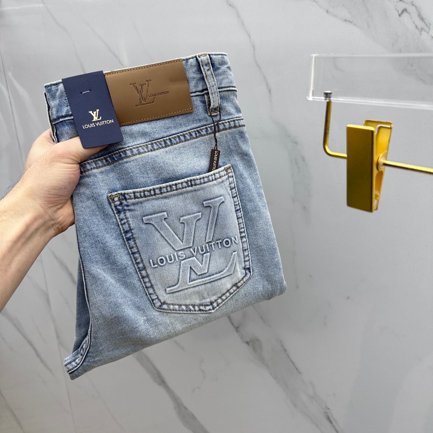 NO:117125,LV·Louis Vuitton, high-end customization, the latest model of small-foot jeans in early spring 2025, are sold simultaneously at the counter, imported color fixing fabric, original custom reproduction, customer-supplied hardware and auxiliary materials, original quality, heavy industry washing, fine workmanship and excellent upper body!  Preferred single product ATD original single product 29–38 no 35.37, louis vuitton,louis vuitton,jeans,alexander wang19860909LV·路易威登 高端定制、2025早春最新款小脚牛仔裤 柜台同步发售 进口固色面料 原版定制复刻 客供五金辅料 原单品质 重工洗水 做工走线精细 上身绝佳！优选单品 ATD原单出品 码数29–38无35.37,,louis vuitton,louis vuitton,jeans,alexander wang,Men's clothing