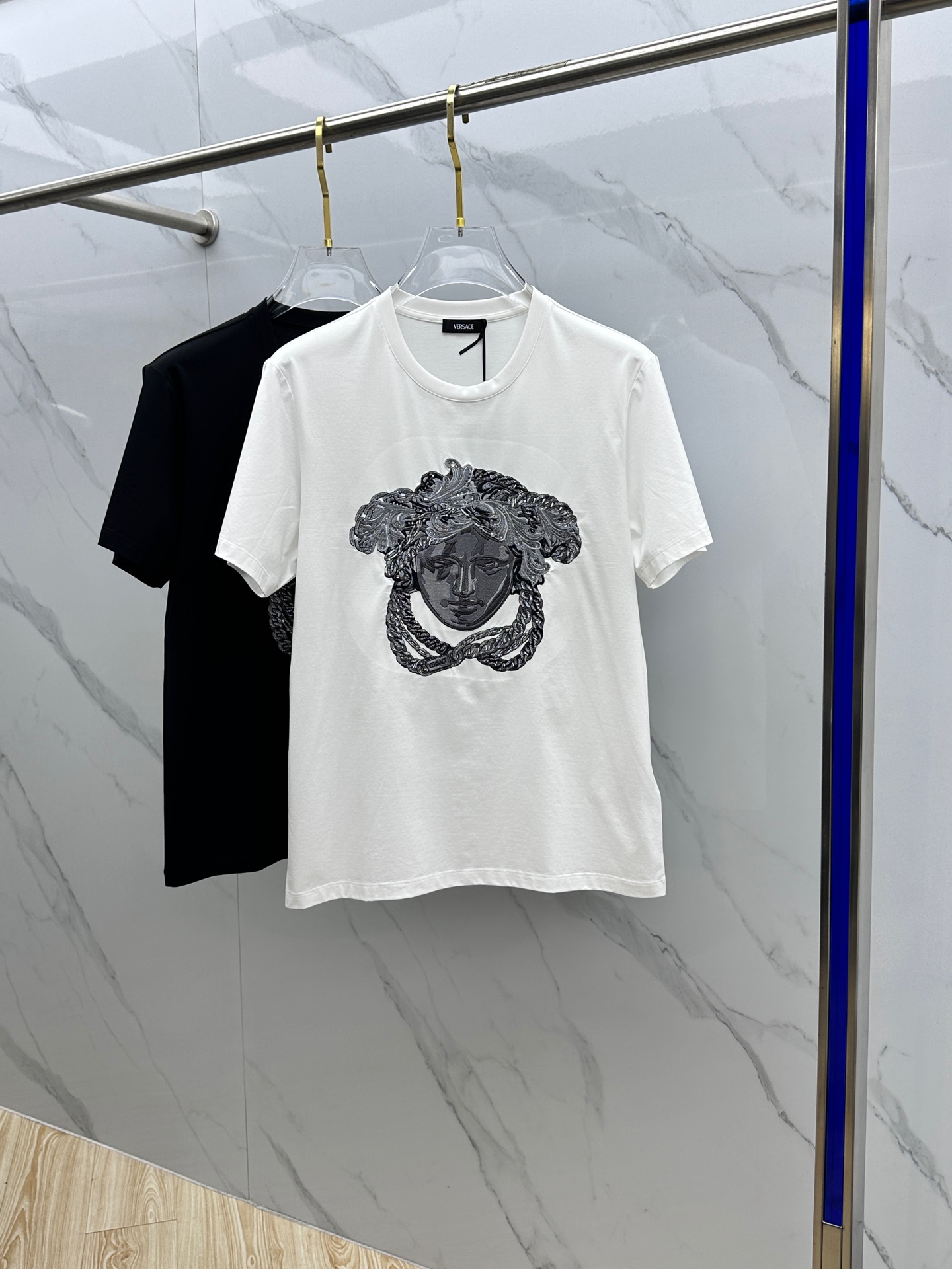 NO:118663,VERSACE·Versace 2025 spring and summer new Medusa embroidered diamond short sleeves, high-end version, counter synchronized!  The unique beauty sha avatar is very recognizable and super textured!  Layered base is very blogger-like, low-key and tasteful, original fabric, ice porcelain cotton fabric, soft and comfortable upper body, not picking up age or body, full of fashionable feeling, super versatile and beautiful, a must-have for everyone, tag collar, washing wheat, complete three-standard A20 original size Size M-3XL, versace, versace, T-shirt, alexander wang19860909VERSACE·范思哲 2025春夏新款美杜莎刺绣烫钻短袖,高版本,专柜同步！独特的美扗莎头像,很有辨识度,超级有质感！叠穿打底就很有博主范儿了 ,低调有品位 ,原版面料 ,冰瓷棉面料,上身柔软舒适,不挑年龄不挑身材时尚感爆棚,质感超强时尚又个性 ,超级百搭好看的一款 ,人手必备款吊牌领标 水洗麦,三标齐全 A20原版出品 尺码M-3XL,,versace,versace,T-shirt,alexander wang,Men's clothing