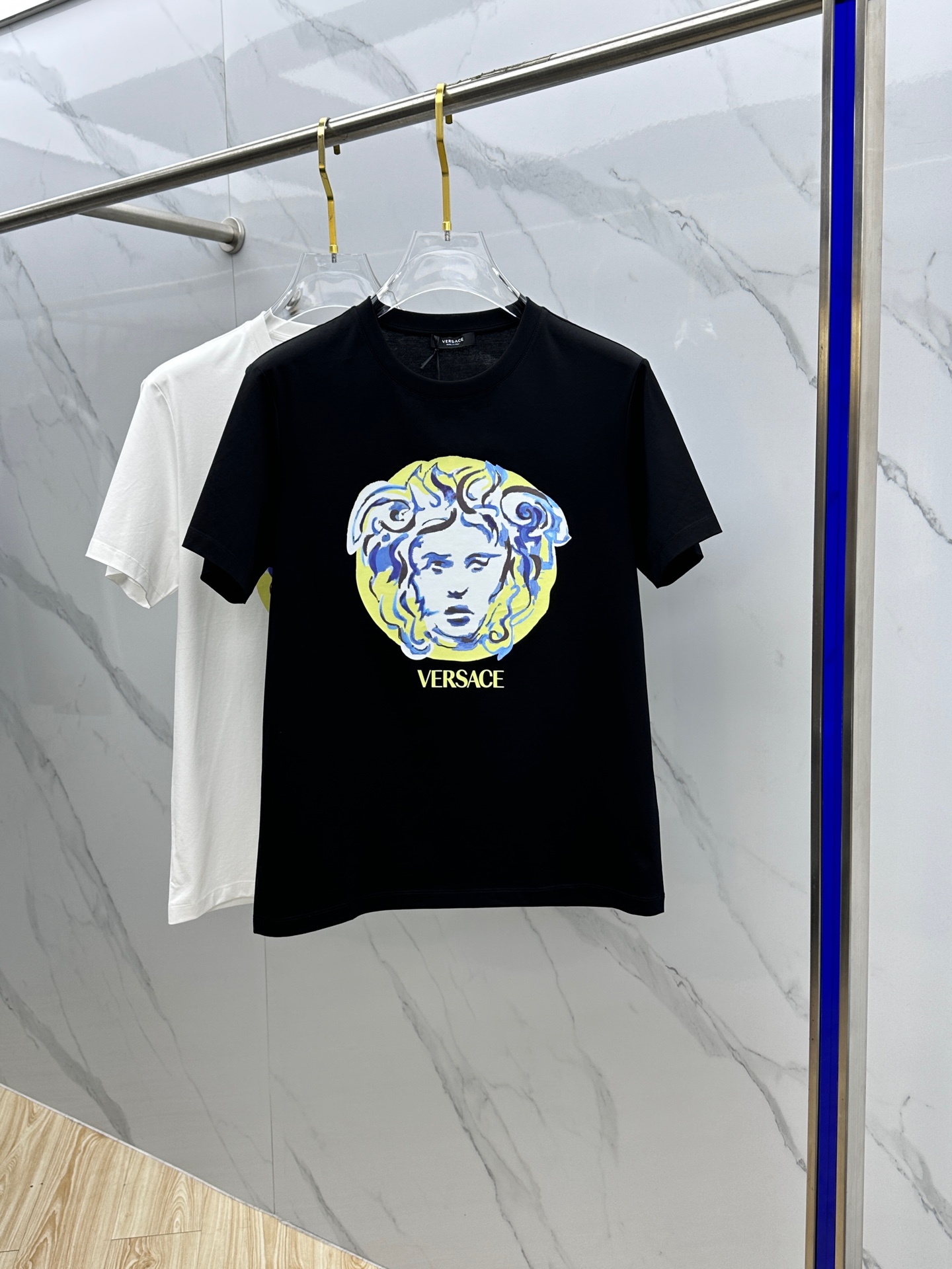 NO:118664,VERSACE·Versace 2025 spring and summer new Medusa printed short-sleeved, high-end version, counter synchronization!  The unique beauty sha avatar is very recognizable and super textured!  Layered base is very blogger-like, low-key and tasteful, imported environmentally friendly glue, original fabric, ice porcelain cotton fabric, soft and comfortable upper body, not picking age or body, full of fashionable feeling, super strong texture and unique, super versatile and beautiful, essential style for people to have tag collars, washing wheat, complete three-standard A20 original size Size M-3XL, versace, versace, T-shirt, alexander wang19860909VERSACE·范思哲 2025春夏新款美杜莎印花短袖,高版本,专柜同步！独特的美扗莎头像,很有辨识度,超级有质感！叠穿打底就很有博主范儿了 ,低调有品位 ,进口环保胶浆,原版面料 ,冰瓷棉面料,上身柔软舒适,不挑年龄不挑身材时尚感爆棚,质感超强时尚又个性 ,超级百搭好看的一款 ,人手必备款吊牌领标 水洗麦,三标齐全 A20原版出品 尺码M-3XL,,versace,versace,T-shirt,alexander wang,Men's clothing