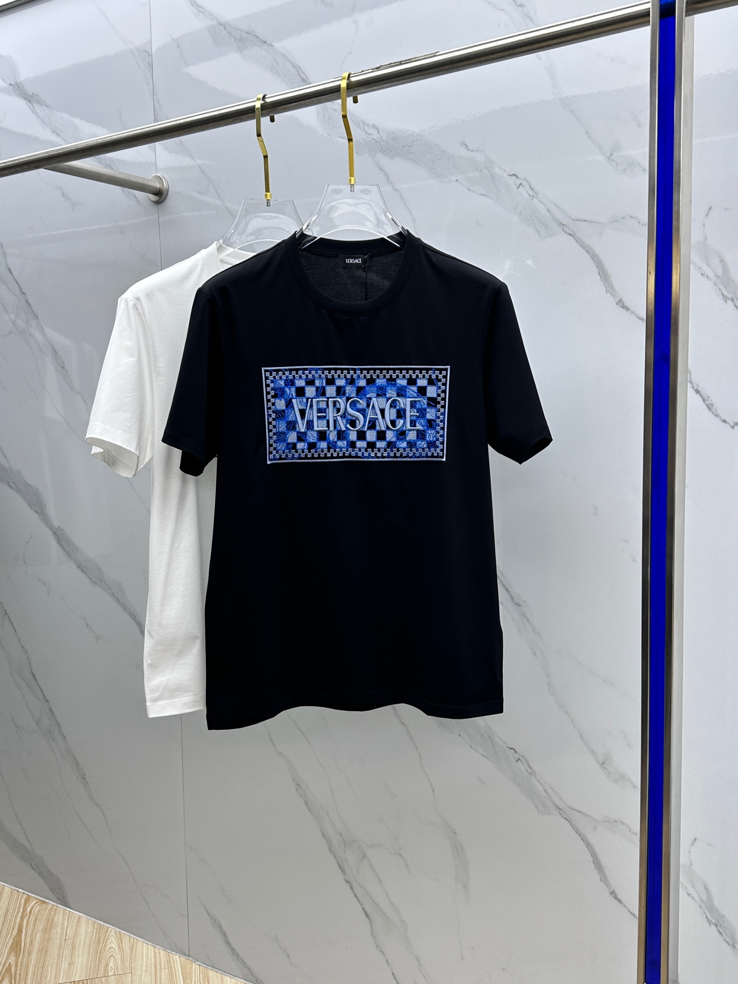 NO:118662,VERSACE·Versey 2025 spring and summer new square embroidered short sleeves, high-end version, counter synchronization!  The unique beauty sha avatar is very recognizable and super textured!  Layered base is very blogger-like, low-key and tasteful, original fabric, ice porcelain cotton fabric, soft and comfortable upper body, not picking up age or body, full of fashionable feeling, super versatile and beautiful, a must-have for everyone, tag collar, washing wheat, complete three-standard A20 original size Size M-3XL, versace, versace, T-shirt, alexander wang19860909VERSACE·范思哲 2025春夏新款方块刺绣短袖,高版本,专柜同步！独特的美扗莎头像,很有辨识度,超级有质感！叠穿打底就很有博主范儿了 ,低调有品位 ,原版面料 ,冰瓷棉面料,上身柔软舒适,不挑年龄不挑身材时尚感爆棚,质感超强时尚又个性 ,超级百搭好看的一款 ,人手必备款吊牌领标 水洗麦,三标齐全 A20原版出品 尺码M-3XL,,versace,versace,T-shirt,alexander wang,Men's clothing