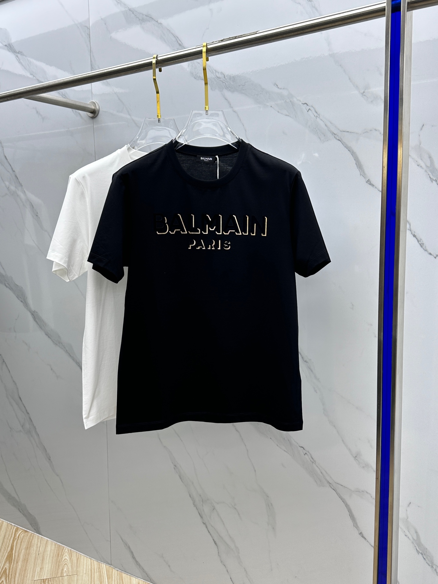 NO:118661,Balmain 2025 spring and summer new letter printed logo short sleeves, high version, counter synchronization!  Very recognizable and super textured!  Layered base is very blogger-like, low-key and tasteful, original fabric, ice porcelain cotton fabric, soft and comfortable upper body, not picking up age or body, full of fashionable texture, super versatile and beautiful, a must-have for everyone, tag collar, washing wheat, complete three-standard A20 original size Size M-3XL,,balmain,balmain,T-shirt,alexander wang19860909Balmain·巴尔曼 2025春夏新款字母印花标识短袖,高版本,专柜同步！很有辨识度,超级有质感！叠穿打底就很有博主范儿了 ,低调有品位 ,原版面料 ,冰瓷棉面料,上身柔软舒适,不挑年龄不挑身材时尚感爆棚,质感超强时尚又个性 ,超级百搭好看的一款 ,人手必备款吊牌领标 水洗麦,三标齐全 A20原版出品 尺码M-3XL,,balmain,balmain,T-shirt,alexander wang,Men's clothing