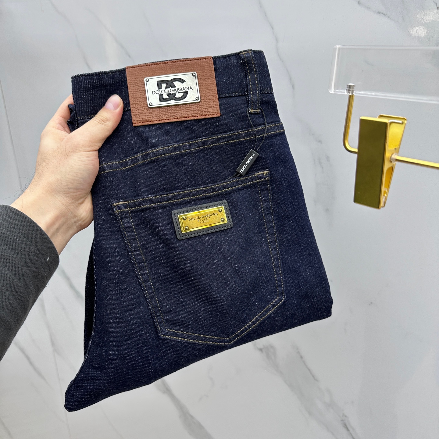 NO:155661,New DG·Dougabanna High-end customization, the latest 2025 early spring jeans, released simultaneously on the counter, imported color fixing fabric, original custom reproduction, customer-supplied hardware and auxiliary materials, original quality, heavy industry washing, fine workmanship and excellent upper body!  Preferred single product produced by AX Number of 29–38 No 35.37, Dolce&Gabbana, Dolce&Gabbana, jeans, alexander wang19860909新款DG·杜嘉班纳 高端定制、2025早春最新款小脚牛仔裤 柜台同步发售 进口固色面料 原版定制复刻 客供五金辅料 原单品质 重工洗水 做工走线精细 上身绝佳！优选单品 AX出品 码数29–38无35.37,,Dolce&Gabbana,Dolce&Gabbana,jeans,alexander wang,Men's clothing