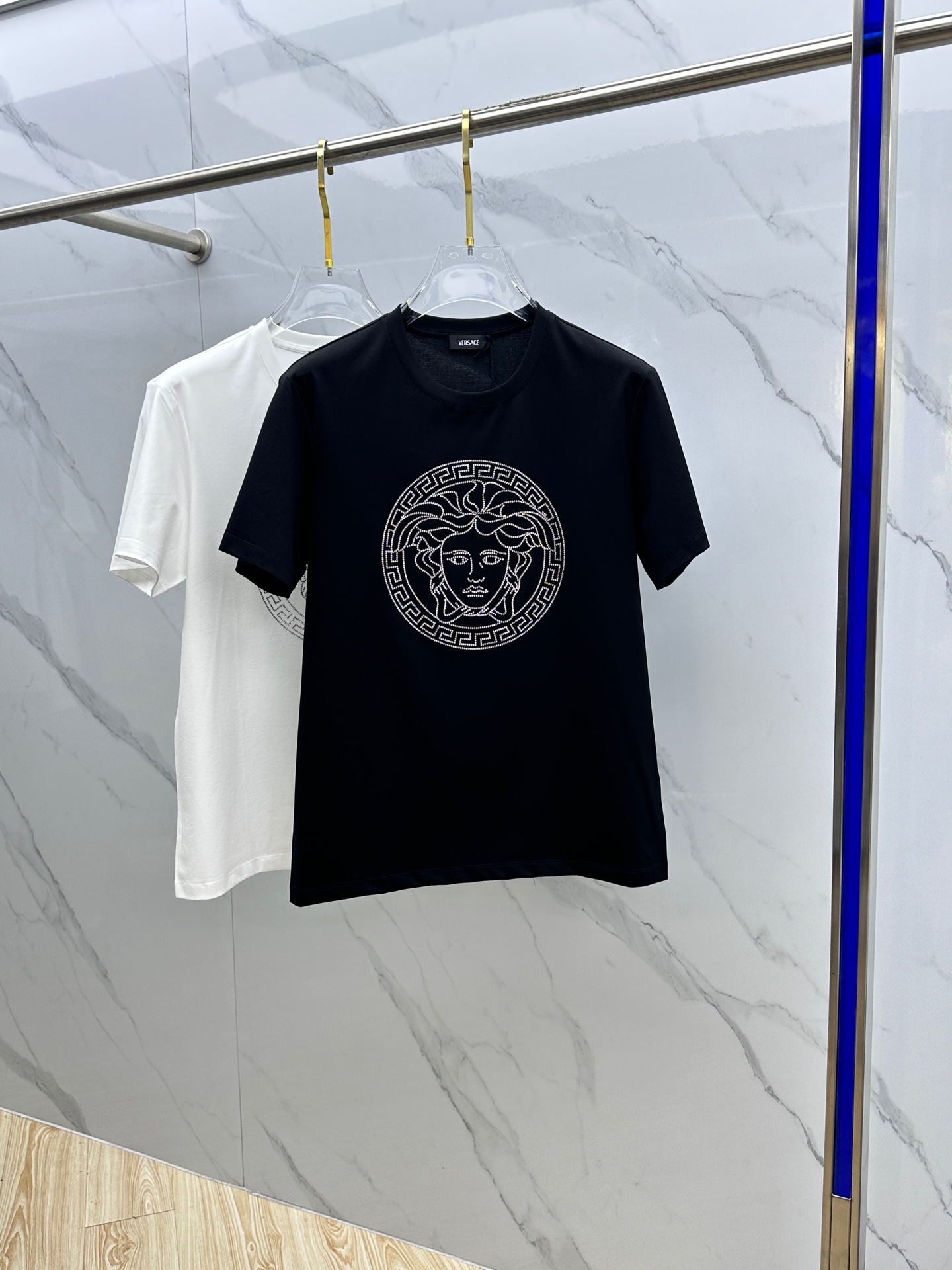 NO:118665,VERSACE·Versace 2025 spring and summer new Medusa iron diamond short sleeves, high-end version, counter synchronization!  The unique beauty sha avatar is very recognizable and super textured!  Layered base is very blogger-like, low-key and tasteful, original fabric, ice porcelain cotton fabric, soft and comfortable upper body, not picking up age or body, full of fashionable feeling, super versatile and beautiful, a must-have for everyone, tag collar, washing wheat, complete three-standard A20 original size Size M-3XL, versace, versace, T-shirt, alexander wang19860909VERSACE·范思哲 2025春夏新款美杜莎烫钻短袖,高版本,专柜同步！独特的美扗莎头像,很有辨识度,超级有质感！叠穿打底就很有博主范儿了 ,低调有品位 ,原版面料 ,冰瓷棉面料,上身柔软舒适,不挑年龄不挑身材时尚感爆棚,质感超强时尚又个性 ,超级百搭好看的一款 ,人手必备款吊牌领标 水洗麦,三标齐全 A20原版出品 尺码M-3XL,,versace,versace,T-shirt,alexander wang,Men's clothing
