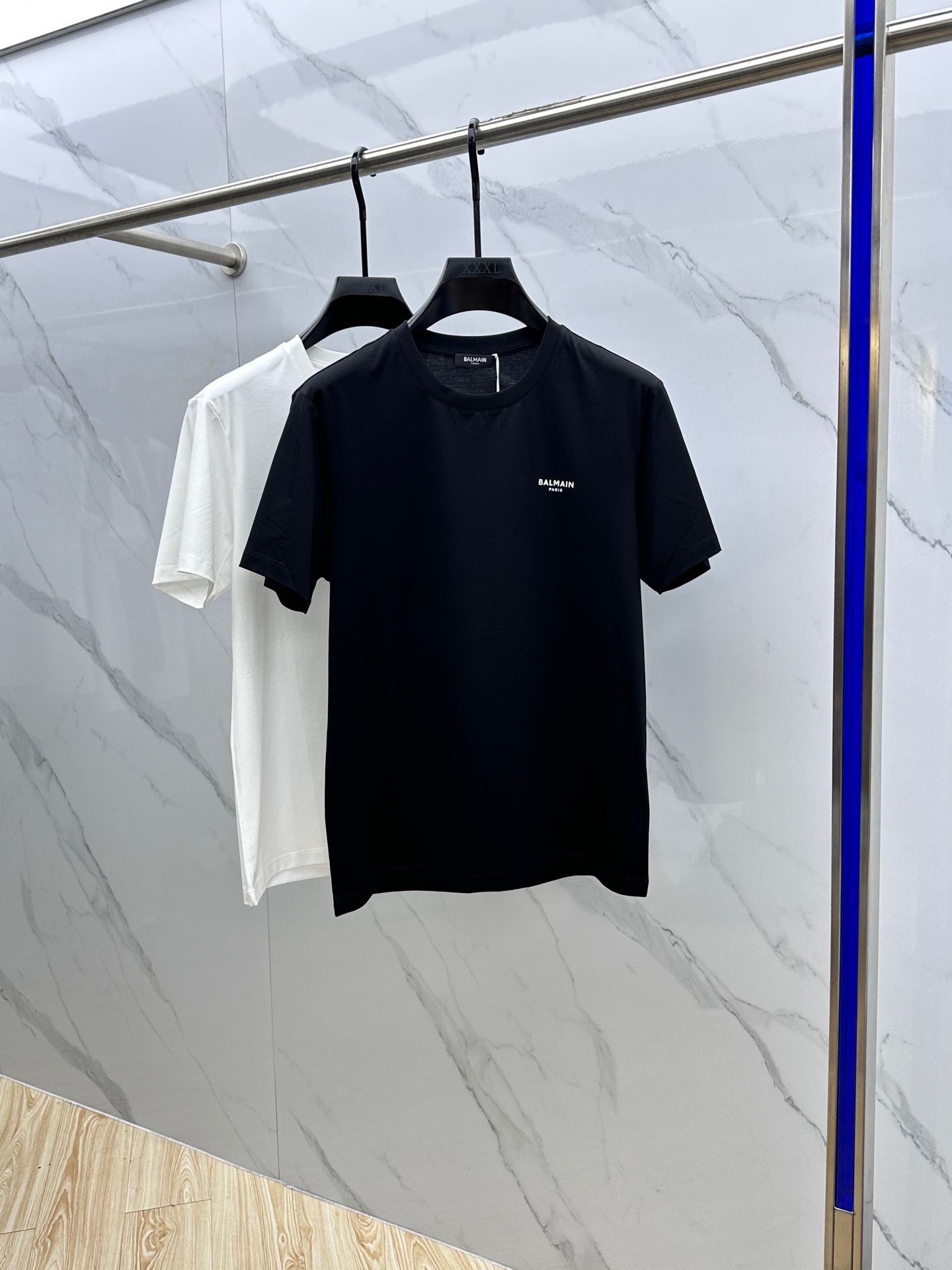 NO:118620,Balmain 2025 spring and summer new letter printed logo short sleeves, high version, counter synchronization!  Very recognizable and super textured!  Layered base is very blogger-like, low-key and tasteful, original fabric, ice porcelain cotton fabric, soft and comfortable upper body, not picking up age or body, full of fashionable texture, super versatile and beautiful, a must-have for everyone, tag collar, washing wheat, complete three-standard A20 original size Size M-3XL,,balmain,balmain,T-shirt,alexander wang19860909Balmain·巴尔曼 2025春夏新款字母印花标识短袖,高版本,专柜同步！很有辨识度,超级有质感！叠穿打底就很有博主范儿了 ,低调有品位 ,原版面料 ,冰瓷棉面料,上身柔软舒适,不挑年龄不挑身材时尚感爆棚,质感超强时尚又个性 ,超级百搭好看的一款 ,人手必备款吊牌领标 水洗麦,三标齐全 A20原版出品 尺码M-3XL,,balmain,balmain,T-shirt,alexander wang,Men's clothing