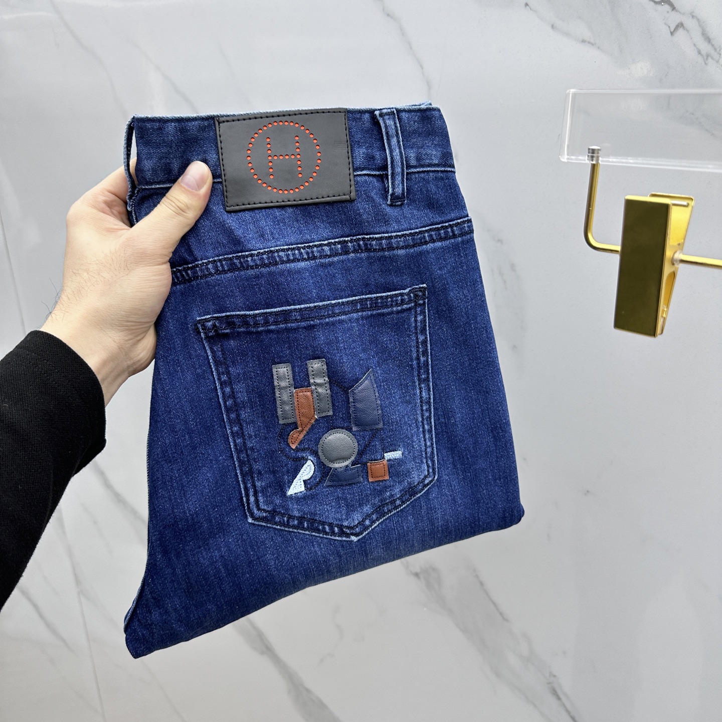 NO:117110,Support Hermes Hermes after the New Year, the latest jeans in early spring 2025. They are sold simultaneously at the counter. Imported color fixing fabrics, original custom reproduction, customer-supplied hardware and auxiliary materials, original quality, heavy industry washing, fine workmanship and excellent upper body!  Preferred single product, OK product, number of codes 30-38 without 37,,hermes,hermes,jeans,alexander wang19860909支持年后Hermes·爱马仕高端定制、2025早春最新款牛仔裤 柜台同步发售 进口固色面料 原版定制复刻 客供五金辅料 原单品质 重工洗水 做工走线精细 上身绝佳！优选单品 OK出品 码数30-38无37,,hermes,hermes,jeans,alexander wang,Men's clothing