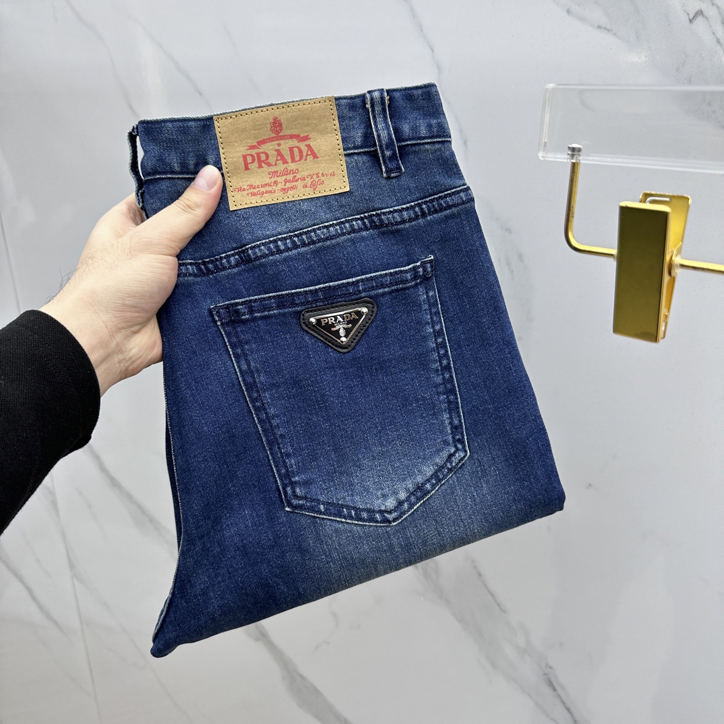 NO:117108,Supports the high-end customization of Prada after the New Year, the latest jeans in early spring 2025. The counter is released simultaneously. Imported color fixing fabrics, original custom reproduction, customer-supplied hardware and auxiliary materials, original quality, heavy industry washing, fine workmanship and excellent upper body!  Preferred single product produced by Ok, code number 30-38 without 37, prada, prada, jeans, alexander wang19860909支持年后Prada·普拉达高端定制、2025早春最新款牛仔裤 柜台同步发售 进口固色面料 原版定制复刻 客供五金辅料 原单品质 重工洗水 做工走线精细 上身绝佳！优选单品 Ok出品 码数30-38无37,,prada,prada,jeans,alexander wang,Men's clothing