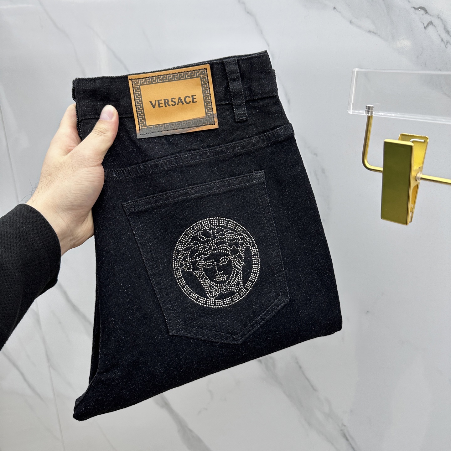 NO:117112,Support Versace Versace's high-end customization after the New Year, the latest black jeans in early spring 2025, and are sold simultaneously at the counter. Imported color fixing fabrics, original custom reproduction, customer-supplied hardware and auxiliary materials, original quality, heavy industry washing, fine workmanship and excellent upper body!  Preferred single product, OK product, number of codes 30-38 without 37, versace, versace, jeans, alexander wang19860909支持年后Versace·范思哲高端定制、2025早春最新款黑色牛仔裤 柜台同步发售 进口固色面料 原版定制复刻 客供五金辅料 原单品质 重工洗水 做工走线精细 上身绝佳！优选单品 OK出品 码数30-38无37,,versace,versace,jeans,alexander wang,Men's clothing