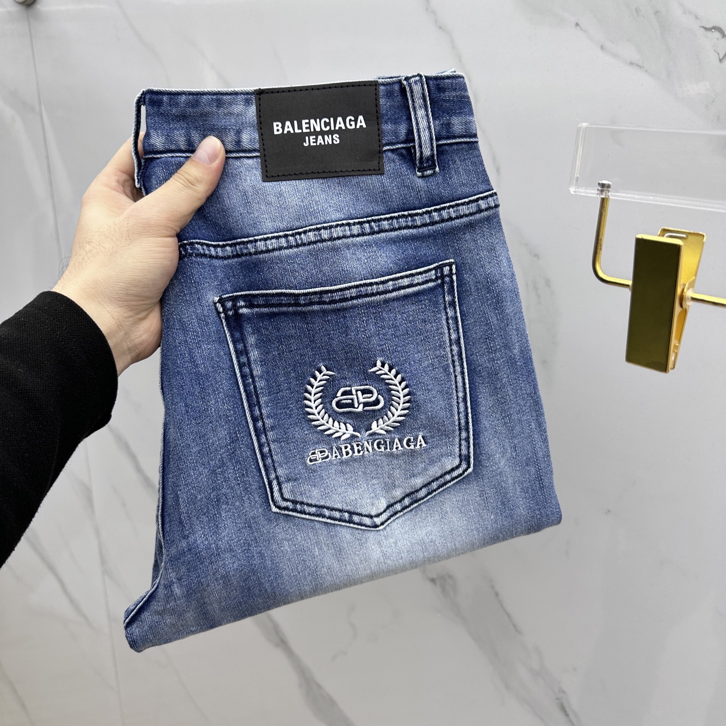 NO:117114,Support Balenciaga Paris after the New Year, high-end customization, the latest jeans in early spring 2025, released simultaneously on the counter, imported color fixing fabric, original custom reproduction, customer-supplied hardware and auxiliary materials, original quality, heavy industry washing, fine workmanship and excellent upper body!  Preferred single product, OK production, number of codes 30-38 without 37,,balenciaga,jeans,alexander wang19860909支持年后Balenciaga·巴黎 高端定制、2025早春最新款牛仔裤 柜台同步发售 进口固色面料 原版定制复刻 客供五金辅料 原单品质 重工洗水 做工走线精细 上身绝佳！优选单品 OK出品 码数30-38无37,,balenciaga,jeans,alexander wang,Men's clothing