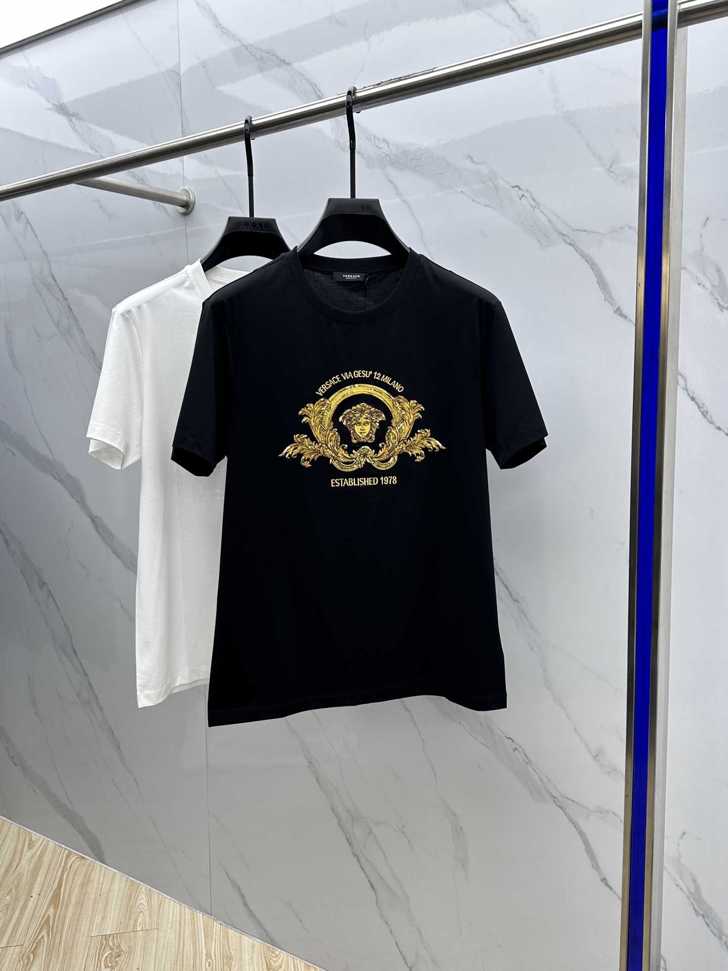 NO:117127,Versace 2025 early spring new model!  Cabinet for sale. Coupe Blason embroidered men's round neck short-sleeved shirt. Chest logo embroidery embroidery design. Imported Ballingda embroidery machine embroidery. For more than ten years, the master has made the plate. One stitch and one thread is very exquisite. The details are fine and the pattern shows the texture. The overall high-end and detailed feel is made of a combination style. The fabric is made of mercerized cotton, which is comfortable, skin-friendly, breathable, and has a good sense of crispness. The three standards are complete. A20 original single production. Number M-3XL, versace, versace, T-shirt, alexander wang19860909Versace·范思哲 2025早春新款！柜在售 .Coupe Blason刺绣男士圆领短袖衫 .胸口标志刺绣点缀设计. 进口百灵达绣花机刺绣.十几年的老师傅 制版 一针一线非常精致 看细节 图案精细而显质感 让整体高档而有细节感,合体的版型,面料采用丝光棉材质,舒适,亲肤,透气好,又有很好的挺括感 三标齐全 A20原单出品 码数M-3XL,,versace,versace,T-shirt,alexander wang,Men's clothing