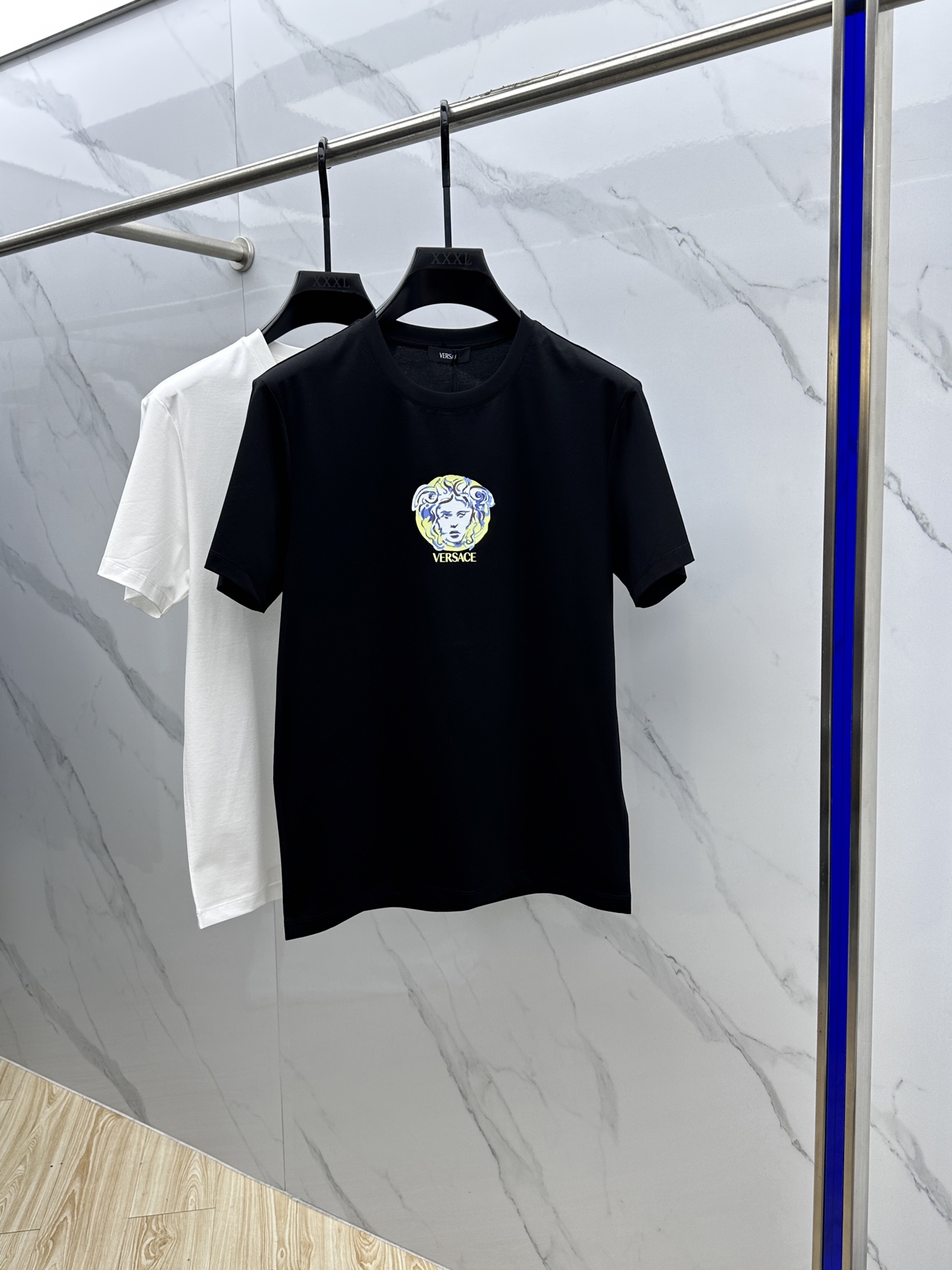 NO:117124,VERSACE·Versace 2025 spring and summer new Medusa printed short-sleeved, high-end version, counter synchronization!  The unique beauty sha avatar is very recognizable and super textured!  Layered base is very blogger-like, low-key and tasteful, imported environmentally friendly glue, original fabric, ice porcelain cotton fabric, soft and comfortable upper body, not picking age or body, full of fashionable feeling, super strong texture and unique, super versatile and beautiful, essential style for people to have tag collars, washing wheat, complete three-standard A20 original size Size M-3XL, versace, versace, T-shirt, alexander wang19860909VERSACE·范思哲 2025春夏新款美杜莎印花短袖,高版本,专柜同步！独特的美扗莎头像,很有辨识度,超级有质感！叠穿打底就很有博主范儿了 ,低调有品位 ,进口环保胶浆,原版面料 ,冰瓷棉面料,上身柔软舒适,不挑年龄不挑身材时尚感爆棚,质感超强时尚又个性 ,超级百搭好看的一款 ,人手必备款吊牌领标 水洗麦,三标齐全 A20原版出品 尺码M-3XL,,versace,versace,T-shirt,alexander wang,Men's clothing