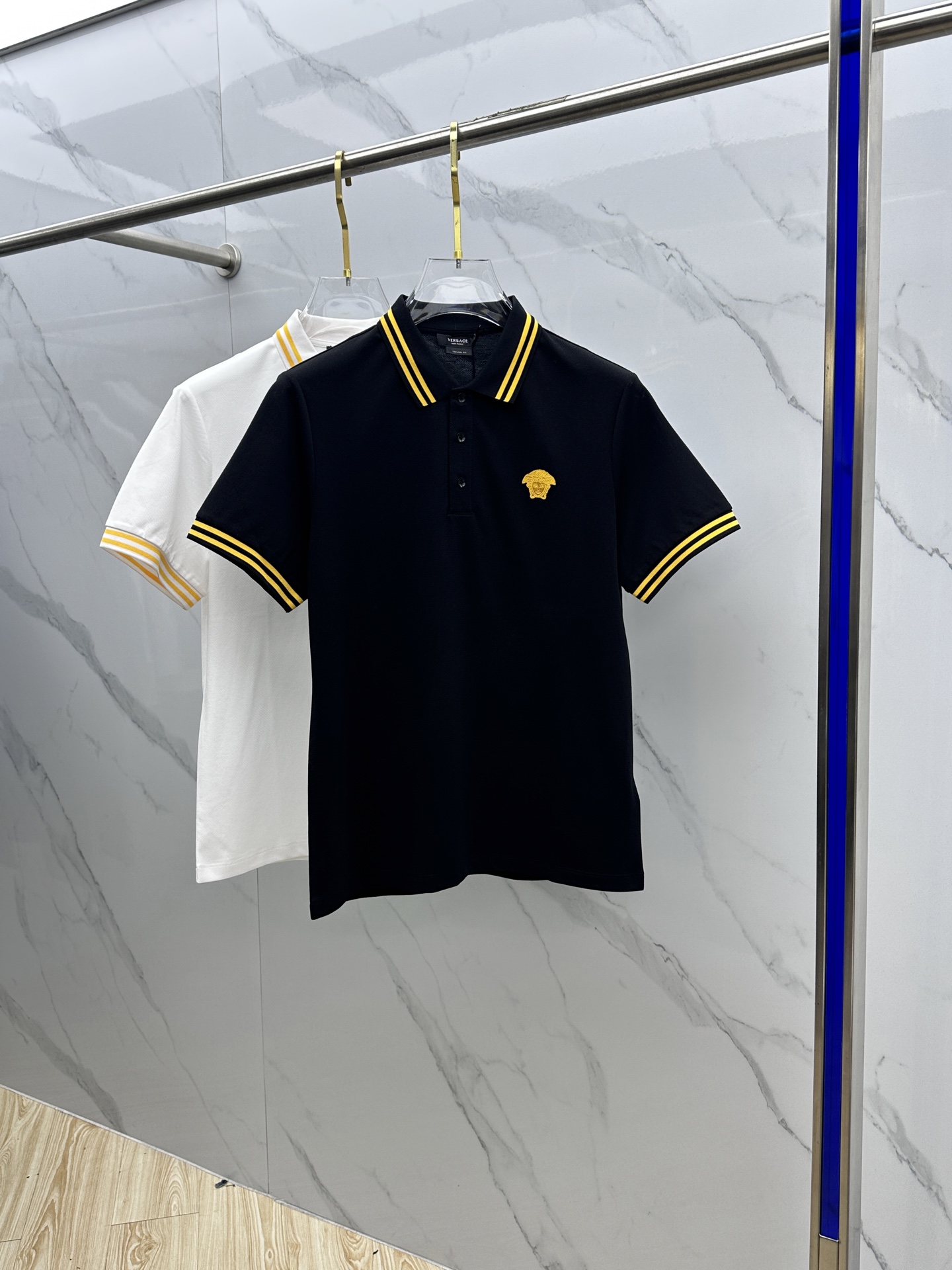 NO:117129,VERSACE·Versey 2025 spring and summer new product gold embroidered medusa mercerated bead floor fabric short-sleeved shirt; custom 100 mercerated bead floor fabric, mainly comfortable and breathable!  The collar cuff splicing design is ribbed gold decoration, the golden medusa design on the chest, and the buttons are also customized in the original version!  A luxurious item worth buying!  A product that coexists with luxury and fashion!  A20 original single production code number M-3XL, versace, versace, T-shirt, alexander wang19860909VERSACE·范思哲 2025春夏新品金色刺绣medusa丝光珠地面料短袖衫；定制100支丝光珠地面料,主打舒适透气！领口袖口拼接设计罗纹金色装饰,胸前金色medusa设计,纽扣也是原版定制！非常值得入手的一件奢华单品！奢华与时尚并存的一款产品！ A20原单出品 码数M-3XL,,versace,versace,T-shirt,alexander wang,Men's clothing