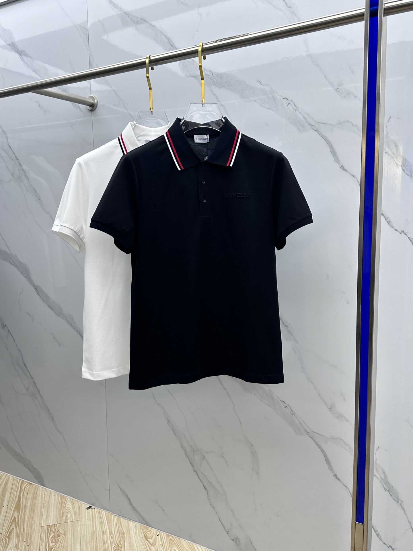 NO:117132,Moncler·Monkey 2025 spring and summer new mercerized bead floor fabric short-sleeved shirt; custom 100 mercerized bead floor fabric, mainly comfortable and breathable!  The collar striped color splicing design is ribbed, the chest concave and concave logo design, and the buttons are also customized in the original version!  A luxurious item worth buying!  A product that coexists with luxury and fashion!  A20 original single production code number M-3XL, christian louboutin, Moncler, T-shirt, alexander wang19860909Moncler·蒙口 2025春夏新品丝光珠地面料短袖衫；定制100支丝光珠地面料,主打舒适透气！领口条纹插色拼接设计罗纹,胸前凹凸logo设计,纽扣也是原版定制！非常值得入手的一件奢华单品！奢华与时尚并存的一款产品！ A20原单出品 码数M-3XL,,christian louboutin,Moncler,T-shirt,alexander wang,Men's clothing