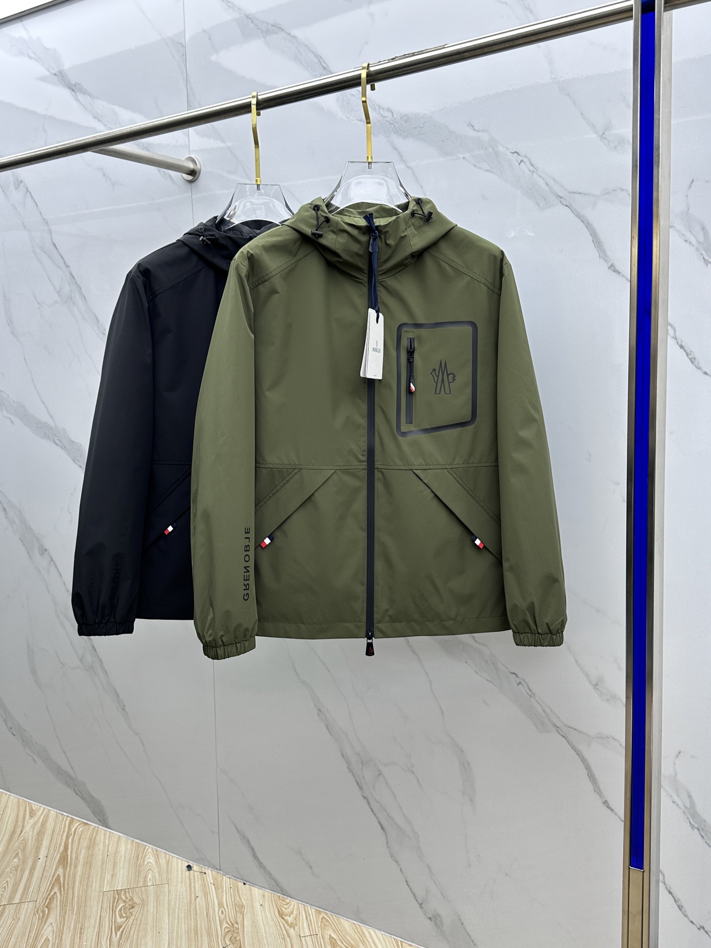 NO:117136,Moncler ·家官网 2025 new men's jacket hooded (not removable) jacket, original single three-standard full high-end version!  Zipper style, high-quality counter fabric, breathable and comfortable, impeccable details, brand elements design concept, exquisite workmanship and complex craftsmanship, professional purchasing grade reflects high quality. The feel is delicate and soft!  It is casually cut, with a great upper body style!  HS original single production code number M~XXXL, christian louboutin, Moncler, jackets & coats, jackets & coats, hats, alexander wang19860909Moncler·蒙口 2025开秋新款男士夹克连帽（不可拆卸）外套,原单三标齐全高端版本！拉链款式 高定专柜面料 透气舒适度高,细节无可挑剔,品牌元素设计理念,做工考究工艺复杂,专业代购级体现高品质.手感细腻柔软！呈现休闲裁剪,上身版型超赞！ HS原单出品 码数M～XXXL,,christian louboutin,Moncler,jackets & coats,jackets & coats,hats,alexander wang,Men's clothing