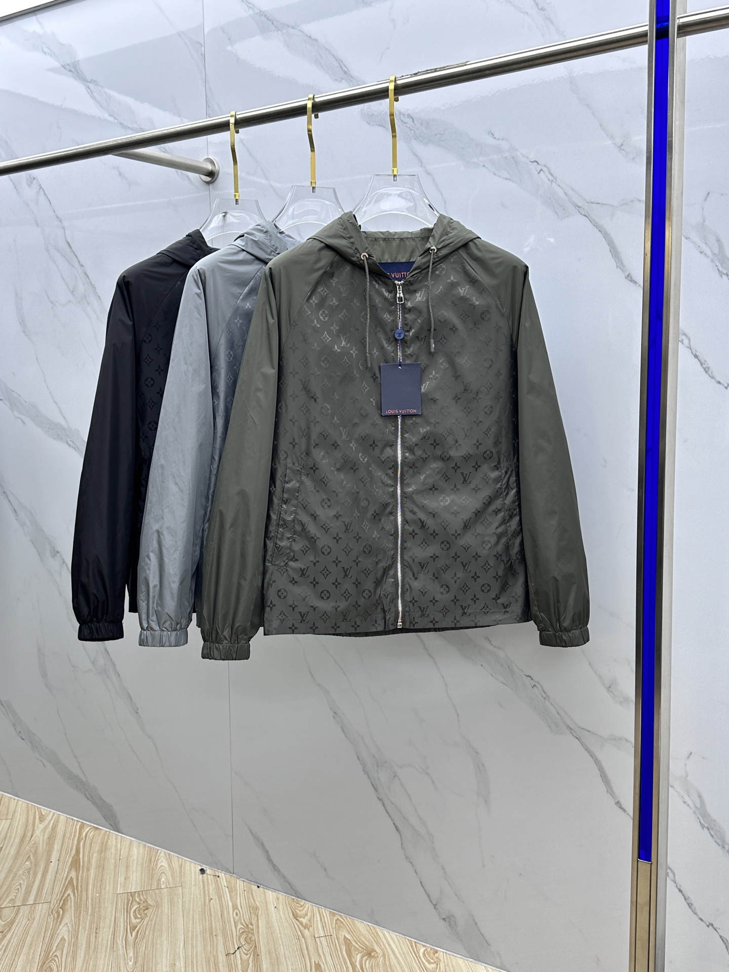 NO:117139,LV Louis Vuitton 2025 new men's jacket hooded (not removable) jacket, original single three-standard full high-end version!  Zipper style, high-quality counter fabric, breathable and comfortable, impeccable details, brand elements design concept, exquisite workmanship and complex craftsmanship, professional purchasing grade reflects high quality. The feel is delicate and soft!  It is casually cut, with a great upper body style!  HS original single production code M~XXXL,,louis vuitton,louis vuitton,jackets & coats,jackets & coats,hats,alexander wang19860909LV·路易威登 2025开秋新款男士夹克连帽（不可拆卸）外套,原单三标齐全高端版本！拉链款式 高定专柜面料 透气舒适度高,细节无可挑剔,品牌元素设计理念,做工考究工艺复杂,专业代购级体现高品质.手感细腻柔软！呈现休闲裁剪,上身版型超赞！ HS原单出品 码数M～XXXL,,louis vuitton,louis vuitton,jackets & coats,jackets & coats,hats,alexander wang,Men's clothing