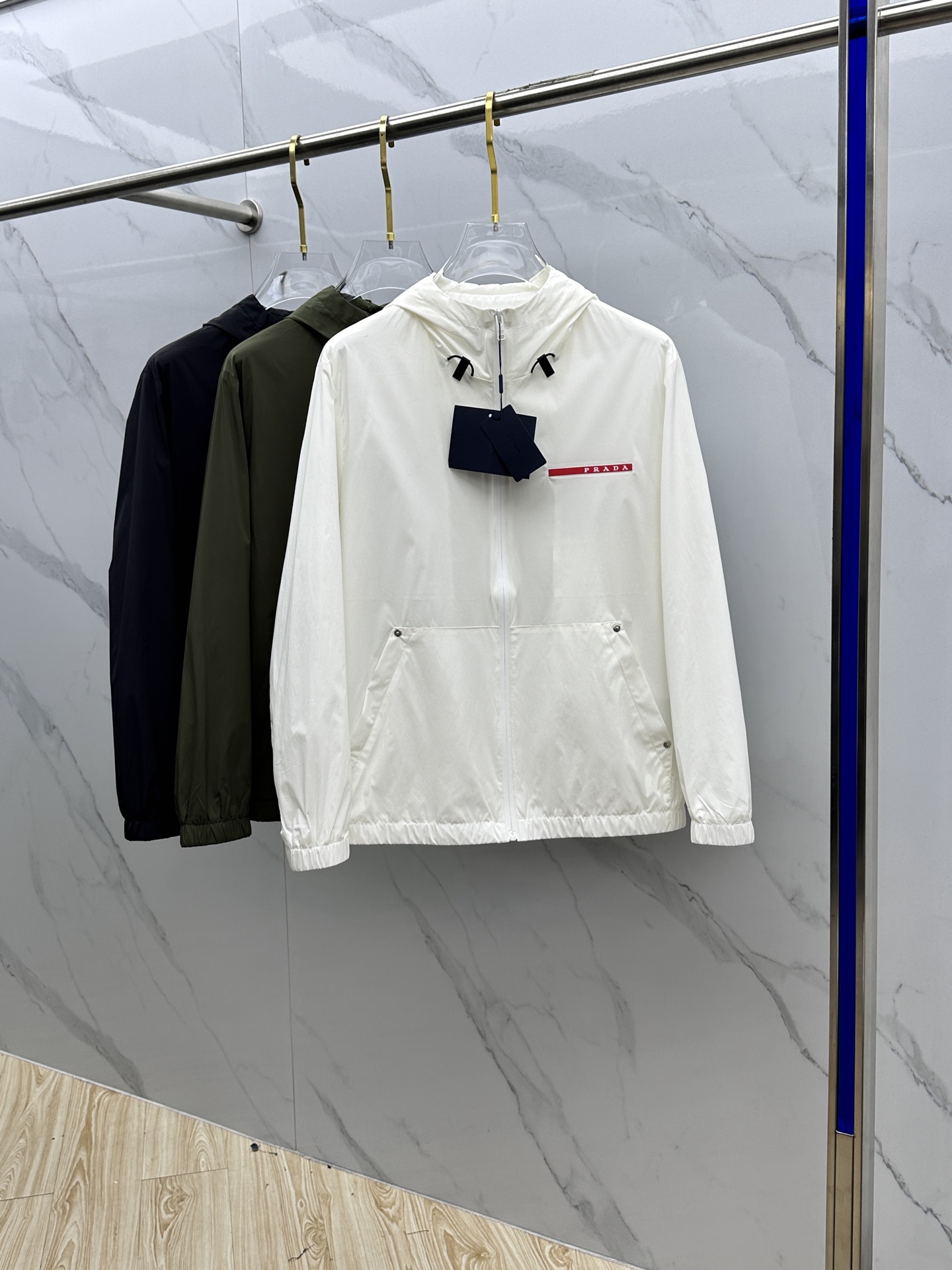 NO:123735,Prada 2025 autumn new men's jacket hooded (not removable) jacket, original single three-standard full high-end version!  Zipper style, high-quality counter fabric, breathable and comfortable, impeccable details, brand elements design concept, exquisite workmanship and complex craftsmanship, professional purchasing grade reflects high quality. The feel is delicate and soft!  It is casually cut, with a great upper body style!  HS original single production code number M~XXXL,,prada,prada,jackets & coats,jackets & coats,hats,alexander wang19860909Prada·普拉达 2025开秋新款男士夹克连帽（不可拆卸）外套,原单三标齐全高端版本！拉链款式 高定专柜面料 透气舒适度高,细节无可挑剔,品牌元素设计理念,做工考究工艺复杂,专业代购级体现高品质.手感细腻柔软！呈现休闲裁剪,上身版型超赞！ HS原单出品 码数M～XXXL,,prada,prada,jackets & coats,jackets & coats,hats,alexander wang,Men's clothing