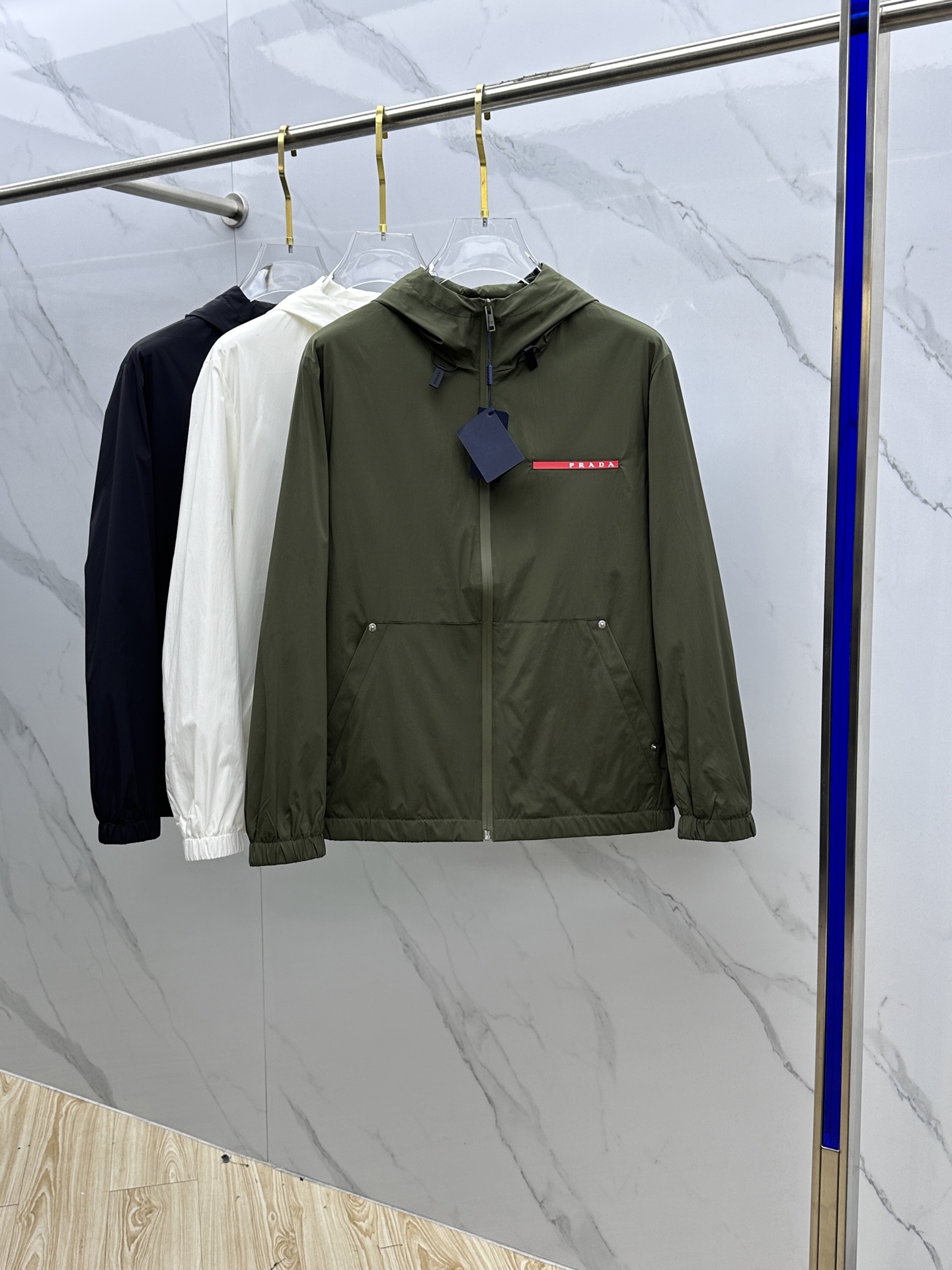 NO:123739,Prada 2025 autumn new men's jacket hooded (not removable) jacket, original single three-standard full high-end version!  Zipper style, high-quality counter fabric, breathable and comfortable, impeccable details, brand elements design concept, exquisite workmanship and complex craftsmanship, professional purchasing grade reflects high quality. The feel is delicate and soft!  It is casually cut, with a great upper body style!  HS original single production code number M~XXXL,,prada,prada,jackets & coats,jackets & coats,hats,alexander wang19860909Prada·普拉达 2025开秋新款男士夹克连帽（不可拆卸）外套,原单三标齐全高端版本！拉链款式 高定专柜面料 透气舒适度高,细节无可挑剔,品牌元素设计理念,做工考究工艺复杂,专业代购级体现高品质.手感细腻柔软！呈现休闲裁剪,上身版型超赞！ HS原单出品 码数M～XXXL,,prada,prada,jackets & coats,jackets & coats,hats,alexander wang,Men's clothing