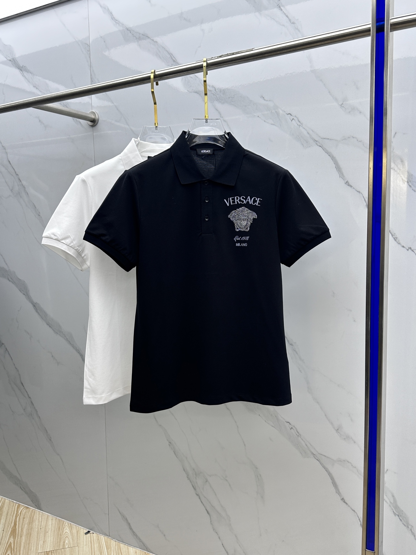 NO:117118,VERSACE·Versace 2025 spring and summer new mercerated bead floor fabric short-sleeved shirt; embroidered and hot diamond Medusa Customized 100 mercerated bead floor fabric, mainly comfortable and breathable!  Threaded lapel sleeves and buttons are also customized in original form!  A luxurious item worth buying!  A product that coexists with luxury and fashion!  A20 original single production code number M-3XL, versace, versace, T-shirt, alexander wang19860909VERSACE·范思哲 2025春夏新品丝光珠地面料短袖衫；刺绣烫钻美杜莎 定制100支丝光珠地面料,主打舒适透气！螺纹翻领袖口 纽扣也是原版定制！非常值得入手的一件奢华单品！奢华与时尚并存的一款产品！ A20原单出品 码数M-3XL,,versace,versace,T-shirt,alexander wang,Men's clothing