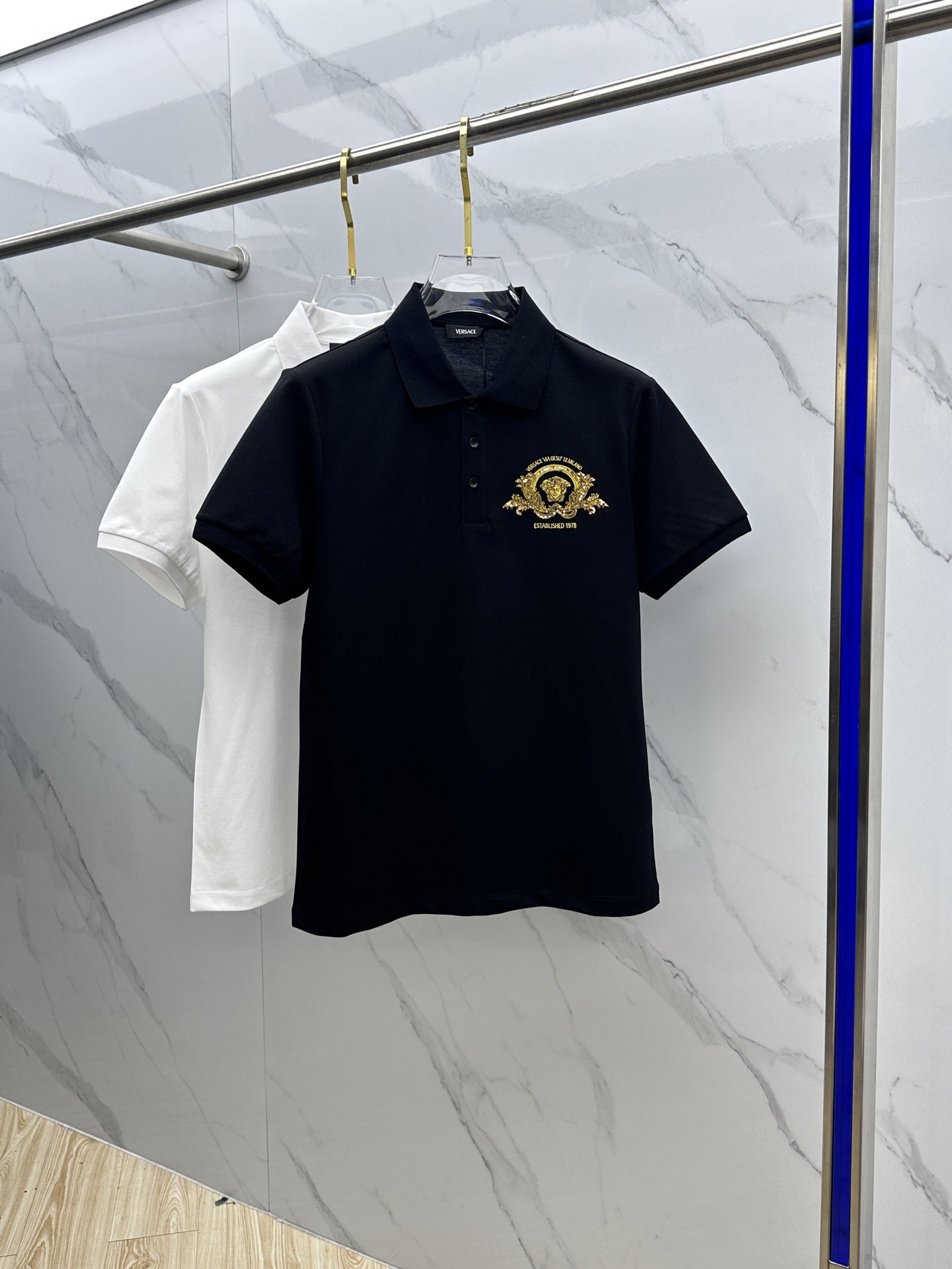 NO:117121,VERSACE·Versace 2025 spring and summer new mercerized bead floor fabric short-sleeved shirt; embroidered and hot diamond gold Medusa Customized 100 mercerized bead floor fabric, mainly comfortable and breathable!  Threaded lapel sleeves and buttons are also customized in original form!  A luxurious item worth buying!  A product that coexists with luxury and fashion!  A20 original single production code number M-3XL, versace, versace, T-shirt, alexander wang19860909VERSACE·范思哲 2025春夏新品丝光珠地面料短袖衫；刺绣烫钻金色美杜莎 定制100支丝光珠地面料,主打舒适透气！螺纹翻领袖口 纽扣也是原版定制！非常值得入手的一件奢华单品！奢华与时尚并存的一款产品！ A20原单出品 码数M-3XL,,versace,versace,T-shirt,alexander wang,Men's clothing