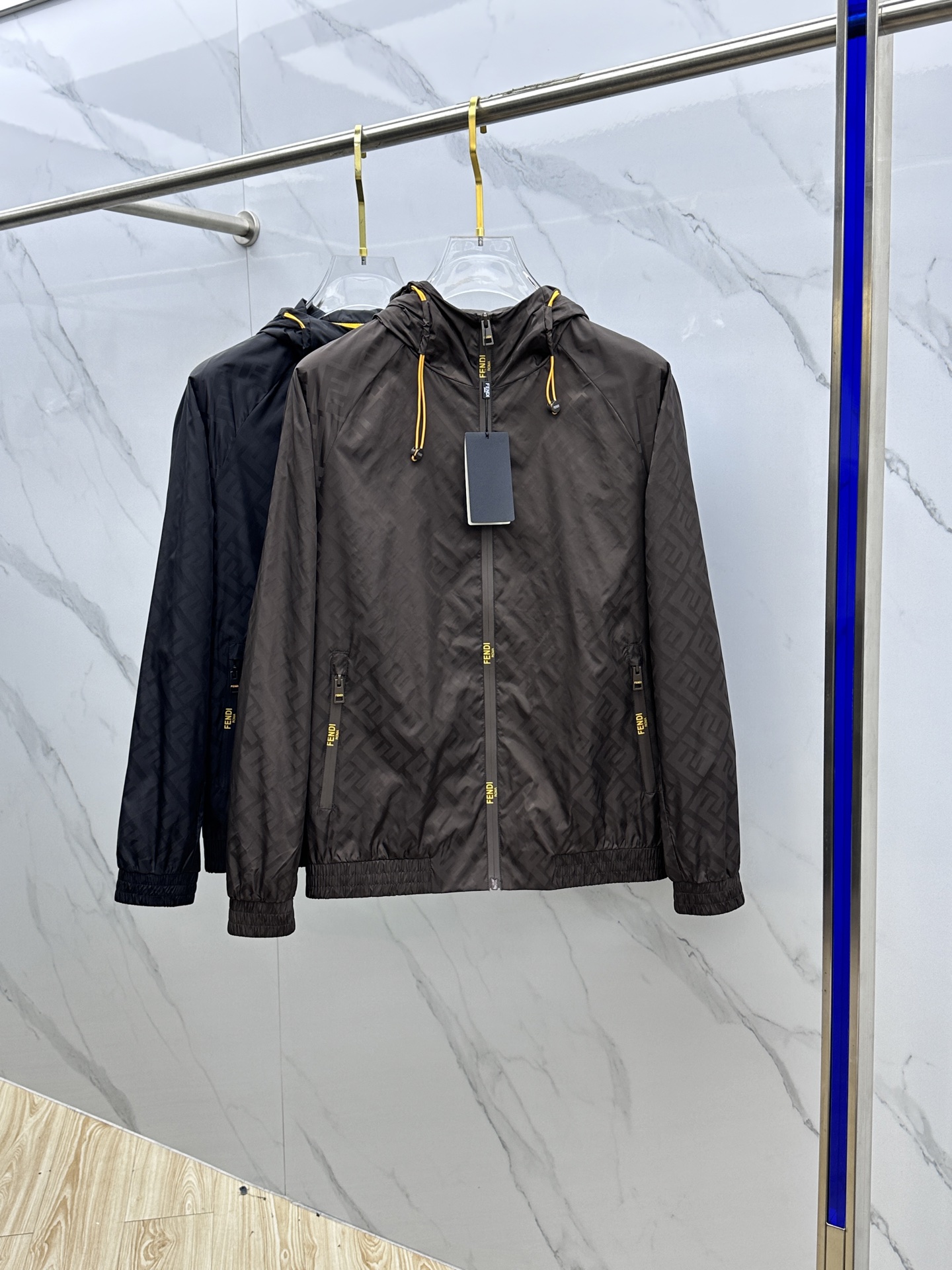 NO:117117,FENDI, men's latest logo for spring and summer 2025 double FF hooded jacket. Custom imported polyester fabric, smooth and soft, light and comfortable upper body, original hardware, latest design elements, latest popular presbyopia hooded drawstring jacket, selected Italian imported polyester fabrics with simple and fashionable design, exquisite double F icons, customized zippers and double F prints are quite good!  The carmaker is neatly wired, with edges inside, original mold opening hardware and buckles, and is always fashionable and modern style. It is eye-catching and not exaggerating!  Fashionable, versatile and durable!  Original HS single production code number 48-56, fendi, fendi, jackets & coats, jackets & coats, hats, alexander wang19860909FENDI·芬迪、男士2025春夏最新logo双FF连帽夹克外套.定制进口聚酯纤维面料,手感顺滑柔软,上身轻盈舒适,原版五金,最新设计元素,最新爆款老花连帽抽绳外套,精选意大利进口聚酯纤维面料搭配简约时尚的设计,精致双F图标和定制拉链及双F印花相当赞！车工走线整齐,内里包边,原版开模五金、扣饰,一贯时尚高街摩登Style 惹眼又不浮夸！时尚百搭耐穿！ HS原单出品 码数48-56,,fendi,fendi,jackets & coats,jackets & coats,hats,alexander wang,Men's clothing