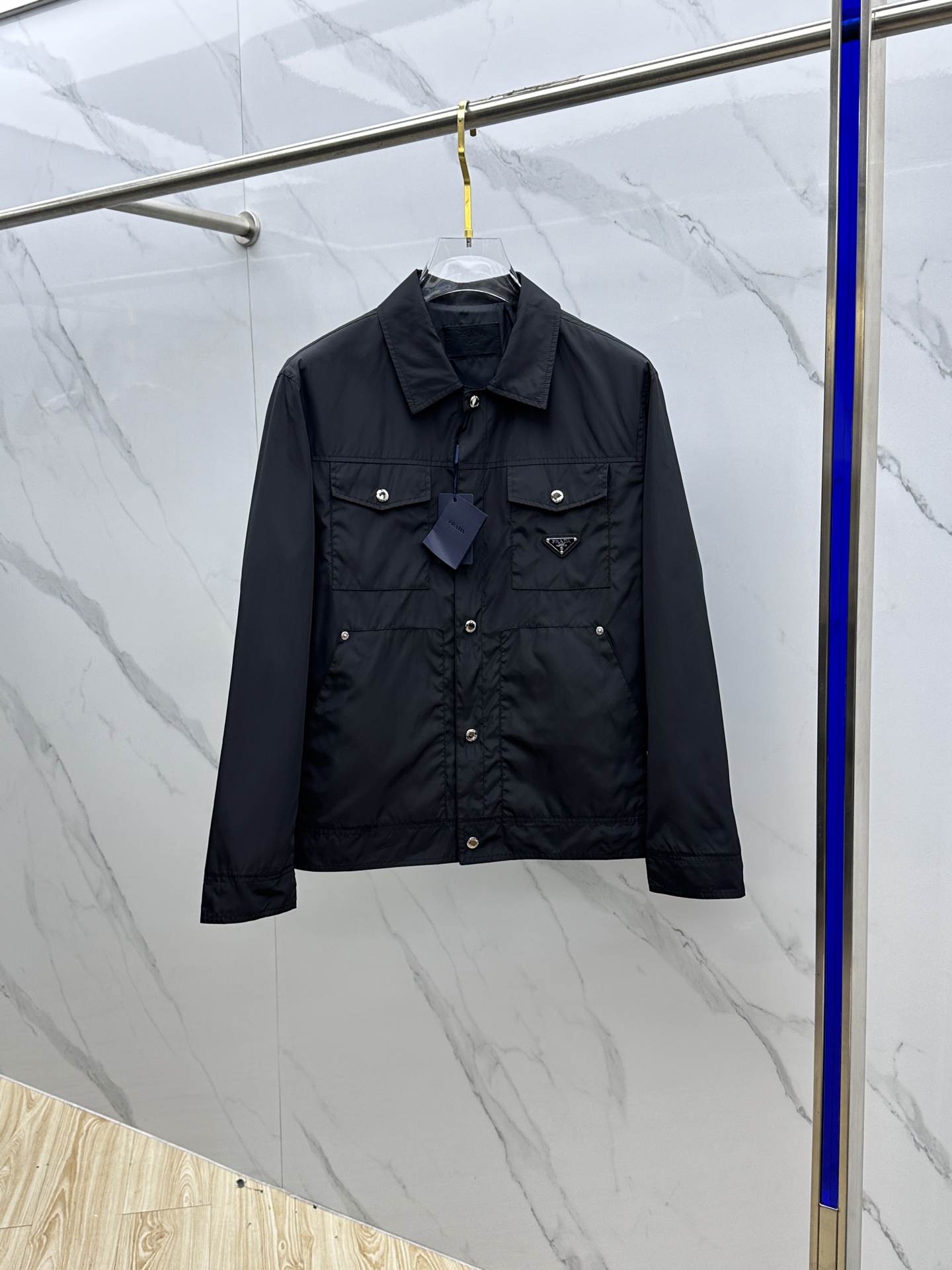 NO:117120,Prada 2025ss Early Spring New P home lapel jacket jacket, spring jacket!  The simple and elegant design style makes it comfortable and slim to wear. Combined with clean and simple colors, it is particularly pleasing to look at and is suitable for daily wear. It is passionately launched sports items embellished with vitality prints to welcome the arrival of the warm season. HS original single size M-3XL, prada, prada, jackets & coats, jackets & coats, alexander wang19860909Prada·普拉达 2025ss早春新款P家翻领夹克外套,春款外套！简洁大方的设计风格,穿上就是舒适自在又显瘦的存在,结合干净简单的色系就特别耐看,适合日常穿着~倾情推出缀饰活力印花的运动单品,迎接温暖季节的到来. HS原单出品 尺码M-3XL,,prada,prada,jackets & coats,jackets & coats,alexander wang,Men's clothing