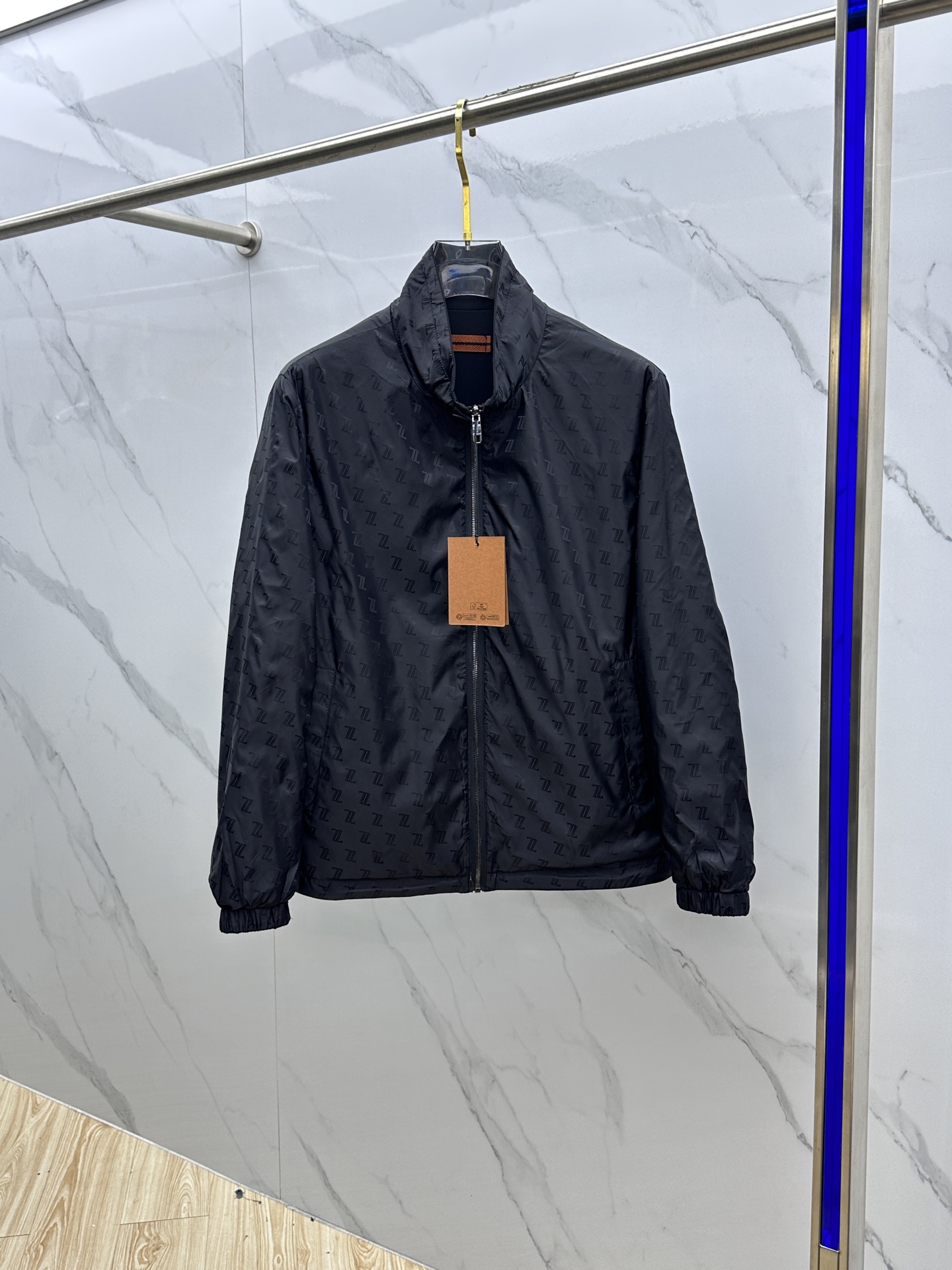 NO:117123,ZEGNA Jínia 2025ss Early Spring New Stand-Link Jacket (Double-sided) Jacquard Jacket, Spring Jacket!  Wearing it is comfortable and slim, combined with clean and simple colors, it is particularly pleasing to look at and is suitable for daily wear. It is passionately launched sports items embellished with vitality prints to welcome the arrival of the warm season. HS original single size M-3XL, zegna, jackets & coats, jackets & coats, alexander wang19860909ZEGNA·杰尼亚 2025ss早春新款立领夹克（双面穿）提花外套,春款外套！穿上就是舒适自在又显瘦的存在,结合干净简单的色系就特别耐看,适合日常穿着~倾情推出缀饰活力印花的运动单品,迎接温暖季节的到来. HS原单出品 尺码M-3XL,,zegna,jackets & coats,jackets & coats,alexander wang,Men's clothing