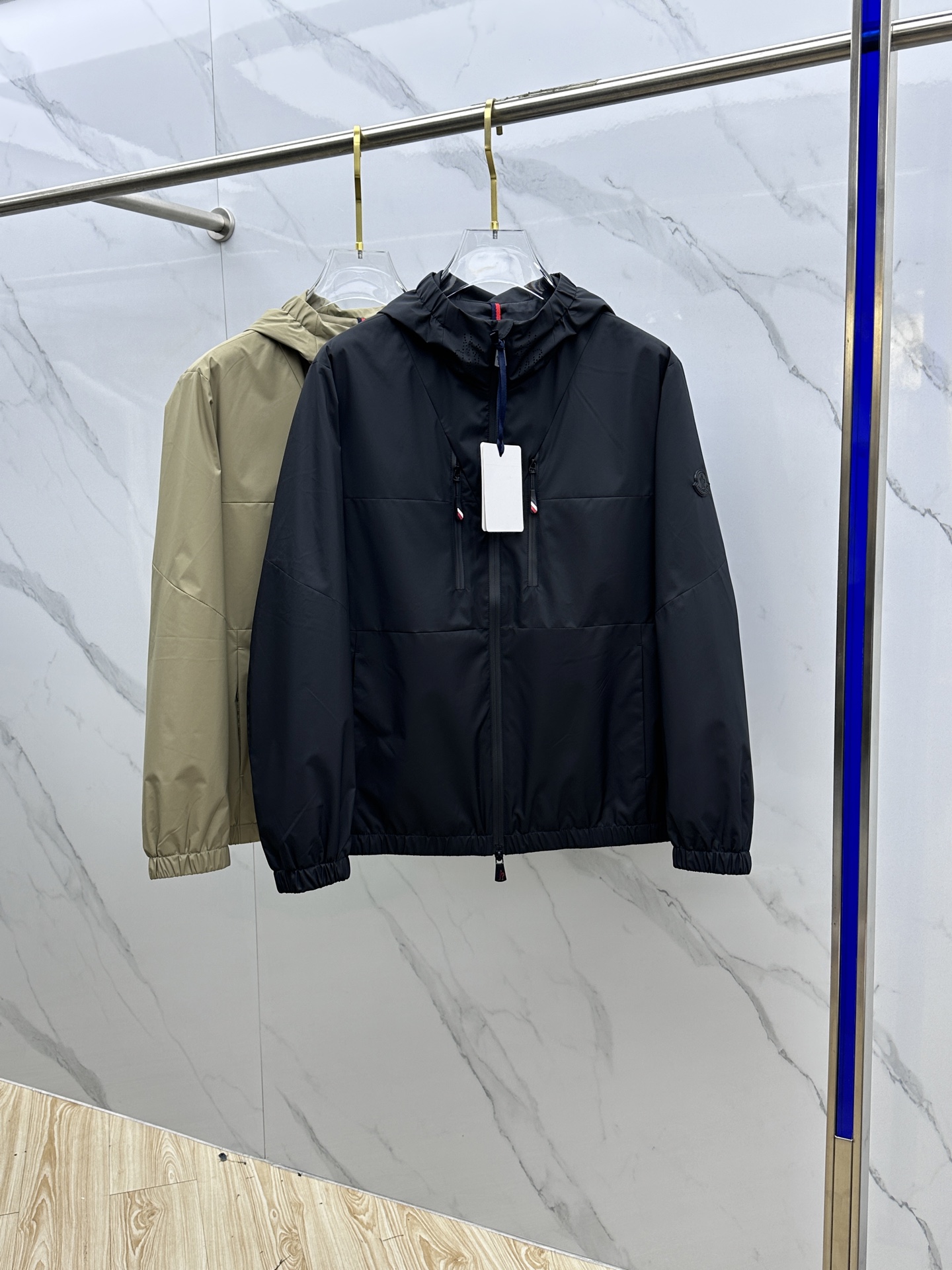 NO:117126,Moncler ·家官网 2025 new men's hooded jacket jacket, (hat is not removable) original single three-standard full high-end version!  The high-quality counter fabric is breathable and comfortable, with impeccable details, brand elements design concept, exquisite workmanship and complex craftsmanship, professional purchasing grade reflects high quality. It feels delicate, presents casual cut, and has a great upper body style!  HS original single production code number M~XXXL, christian louboutin, Moncler, jackets & coats, jackets & coats, hats, alexander wang19860909Moncler·蒙口 2025开春新款男士连帽夹克外套,（帽子不可拆卸）原单三标齐全高端版本！ 高定专柜面料 透气舒适度高,细节无可挑剔,品牌元素设计理念,做工考究工艺复杂,专业代购级体现高品质.手感细腻,呈现休闲裁剪,上身版型超赞！ HS原单出品 码数M～XXXL,,christian louboutin,Moncler,jackets & coats,jackets & coats,hats,alexander wang,Men's clothing