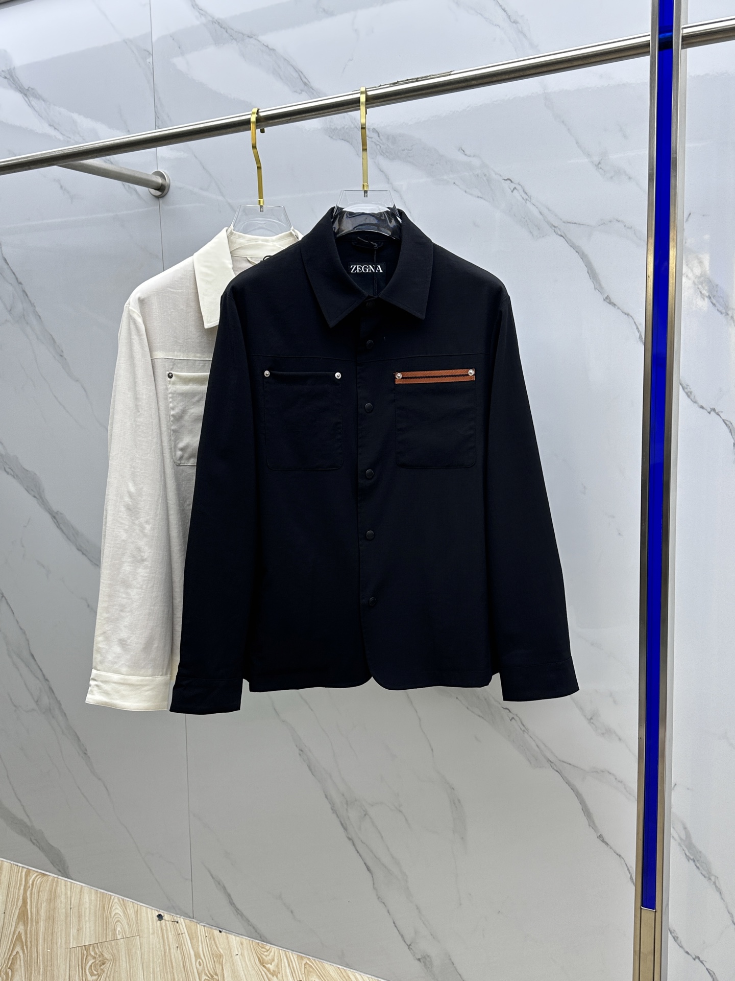 NO:120400,ZEGNA●Jenia 2025 new lapel jacket, French lazy old-fashioned outfit!  Summer layering artifact!  A must-have item in the closet!  The natural fabric is light and breathable, and the texture is excellent. The classic silhouette is loose and versatile. It is casual and handsome and high-end. The perfect workmanship quality depends on the details. HS original production. Number of codes M-3XL, zegna, jackets & coats, alexander wang19860909ZEGNA●杰尼亚 2025开春新品翻领外套,法式慵懒老钱风穿搭！夏日叠穿神器！衣橱必备单品！面料天然肌理轻盈透气质感超赞,经典廓形剪裁宽松版型百搭不挑人上身,休闲帅气又高级,完美做工品质看细节 HS原单出品 码数M-3XL,,zegna,jackets & coats,alexander wang,Men's clothing