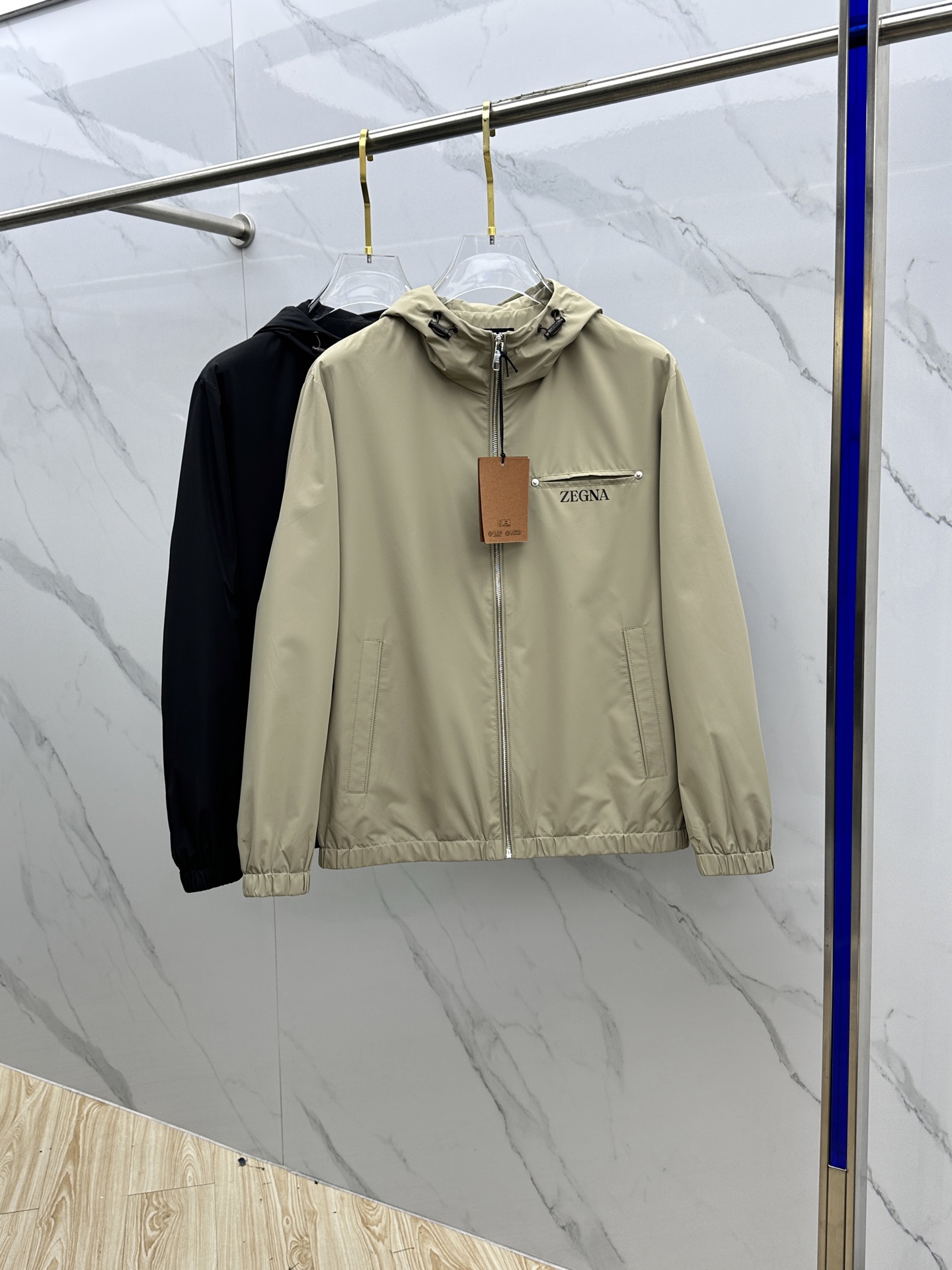 NO:120402,ZEGNA Jínia 2025 new men's jacket hooded jacket, (hat is not removable) The original single three-standard high-end version!  Hooded style, high-quality counter fabric, breathable and comfortable, impeccable details, brand elements design concept, cutting, exquisite workmanship and complex craftsmanship, professional purchasing grade reflects high quality. The feel is delicate and soft!  It is casually cut, with a great upper body style!  HS original single production code M~XXXL, zegna, jackets & coats, jackets & coats, hats, alexander wang19860909ZEGNA·杰尼亚 2025开秋新款男士夹克外套连帽,（帽子不可拆卸）原单三标齐全高端版本！连帽款式 高定专柜面料 透气舒适度高,细节无可挑剔,品牌元素设计理念,裁剪,做工考究工艺复杂,专业代购级体现高品质.手感细腻柔软！呈现休闲裁剪,上身版型超赞！ HS原单出品 码数M～XXXL,,zegna,jackets & coats,jackets & coats,hats,alexander wang,Men's clothing